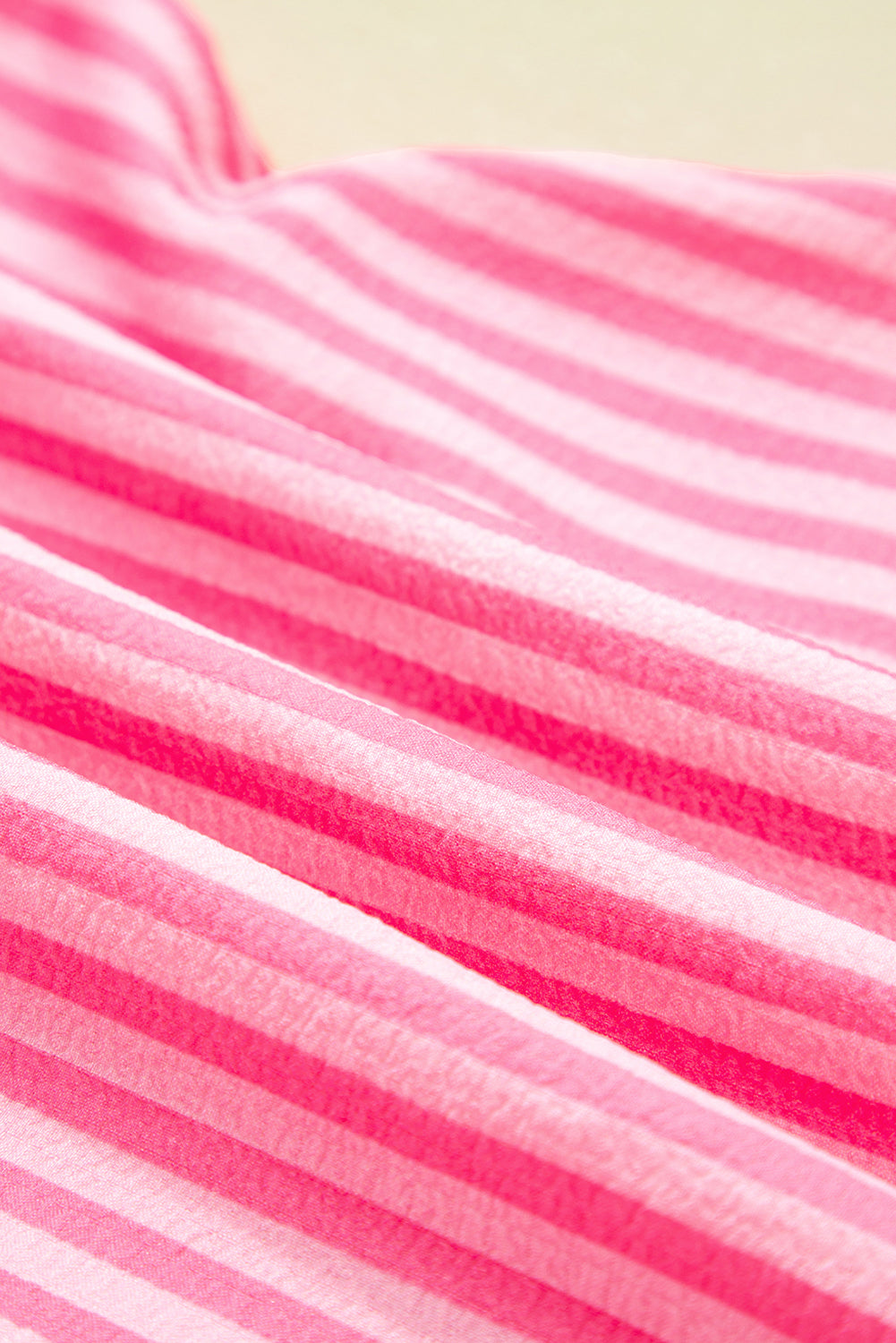 Vestido mini fluido con capas, media tapeta y mangas acampanadas a rayas rosas