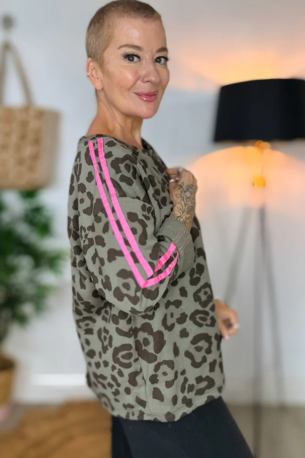 Haut à manches longues à rayures et imprimé léopard vert style universitaire