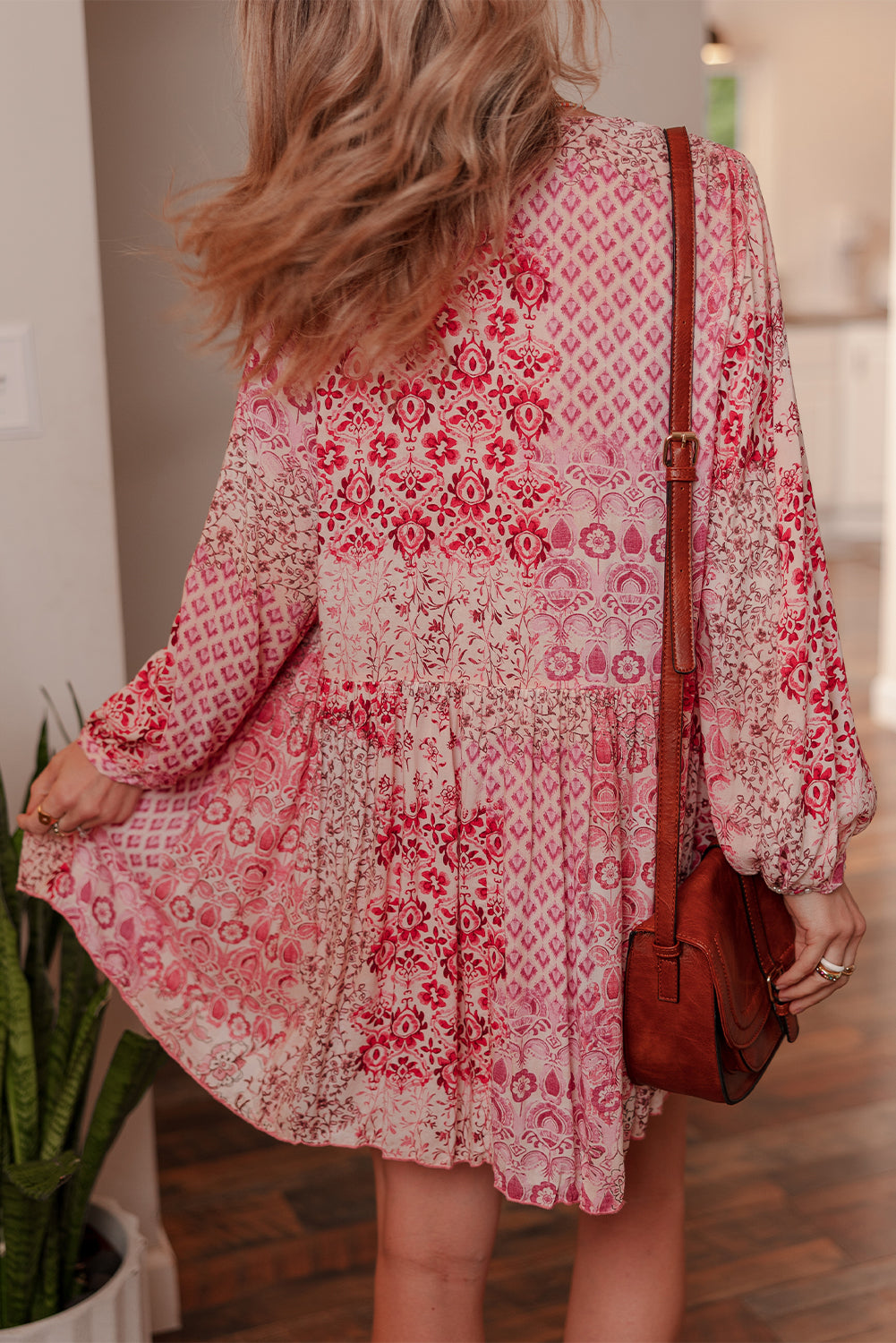 Vestido corto fluido de manga larga con borlas y estampado floral bohemio rosa