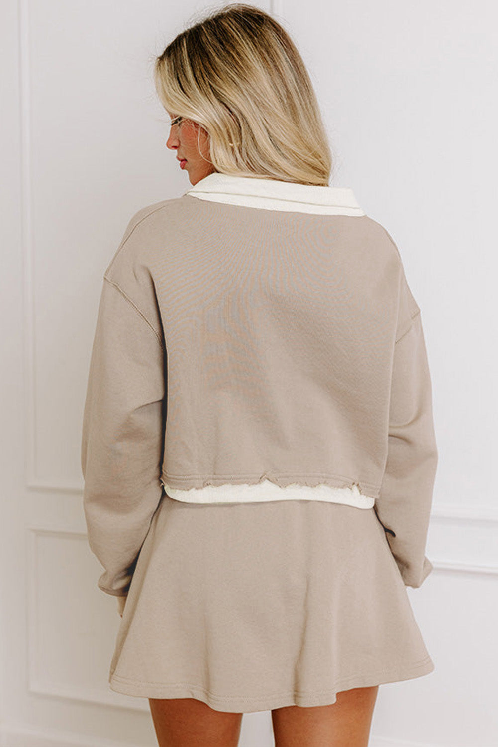 Conjunto de jersey corto con falda y cordón con detalle de patchwork y bordes sin rematar en color pergamino