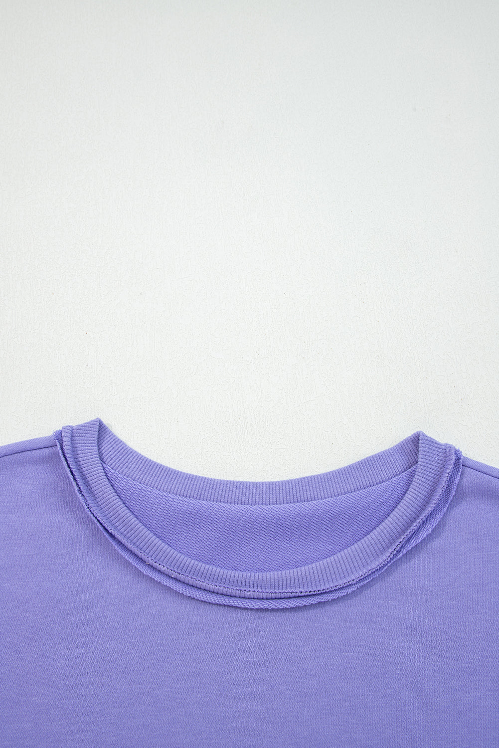 Sweat-shirt à manches tombantes orné d'appliqués de fleurs de glycine et de patchwork