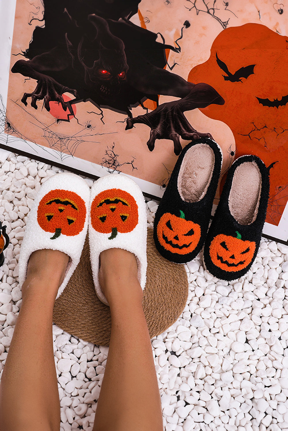 Pantuflas de felpa con estampado de calabaza de Halloween negras