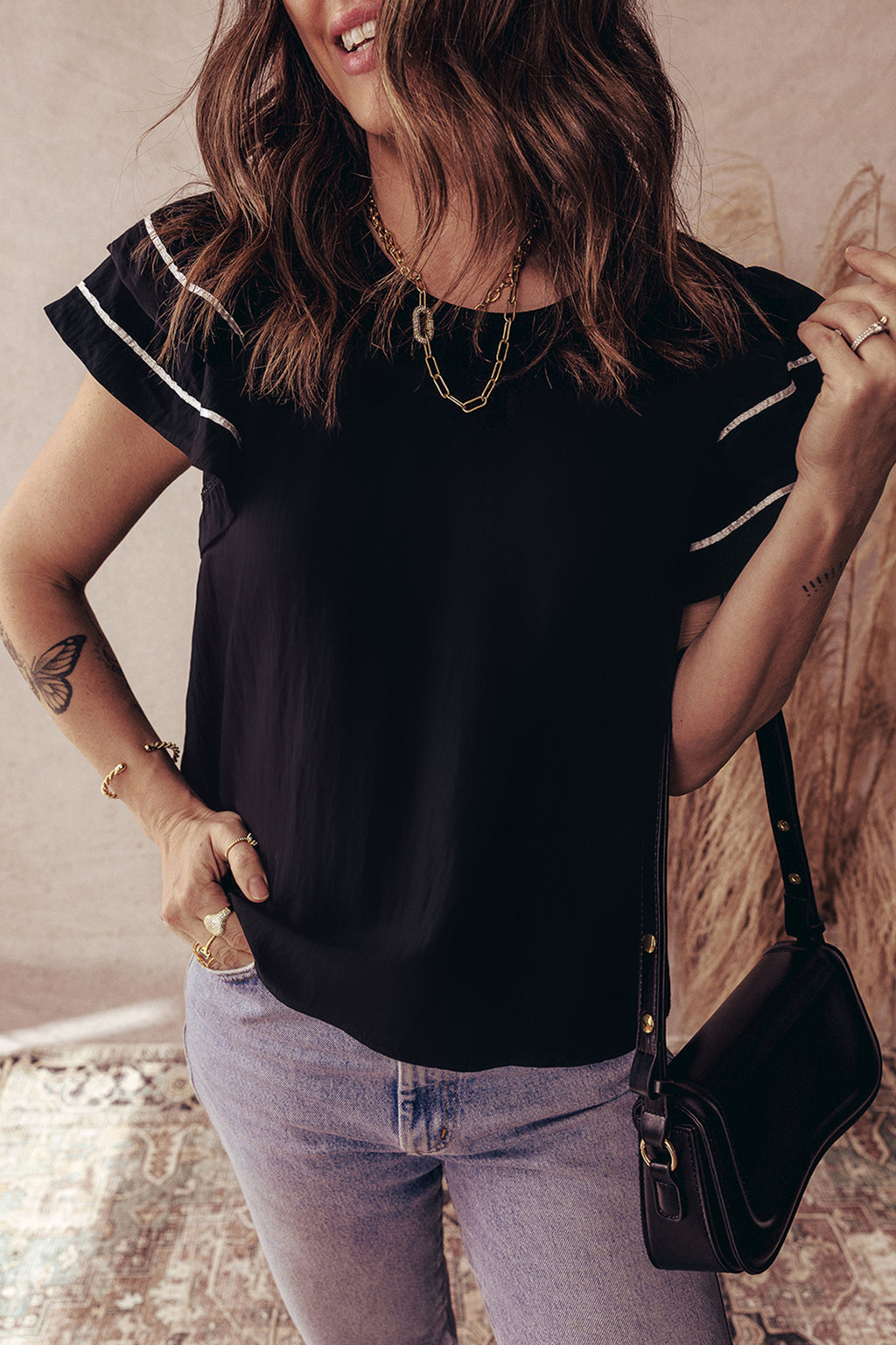 Chemisier texturé à manches courtes et double volants, orné de bordures contrastées noires