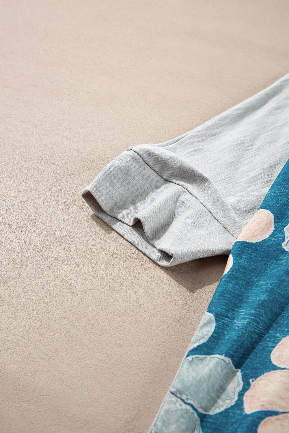 Top oversize con escote en V, mangas con brazalete y flores de patchwork rosa de los años 60