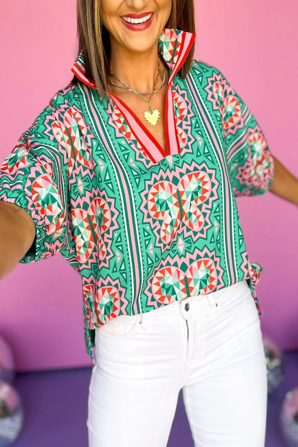 Blusa con cuello abierto y estampado geométrico bohemio verde mar