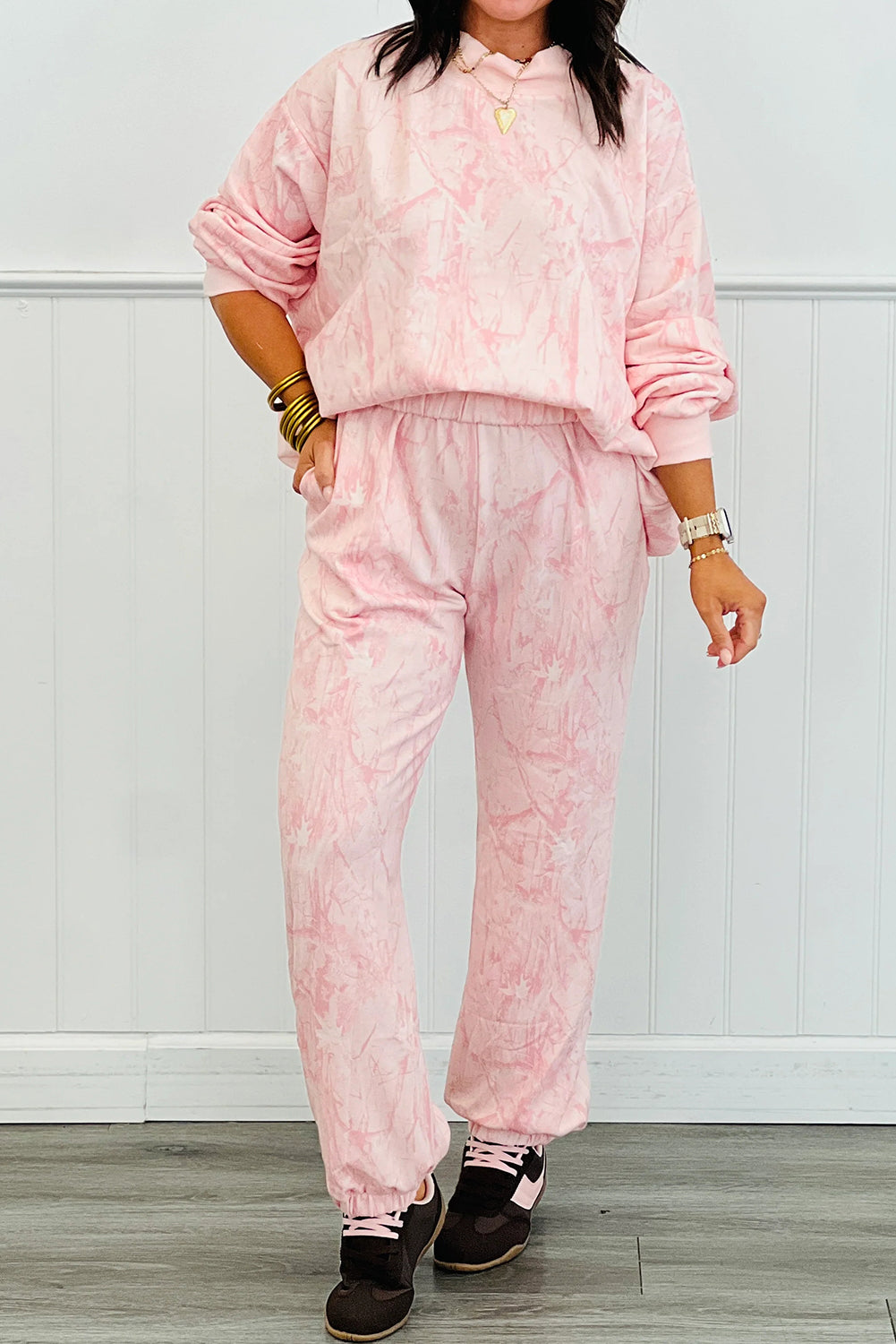 Conjunto de pantalones deportivos con estampado de camuflaje caqui