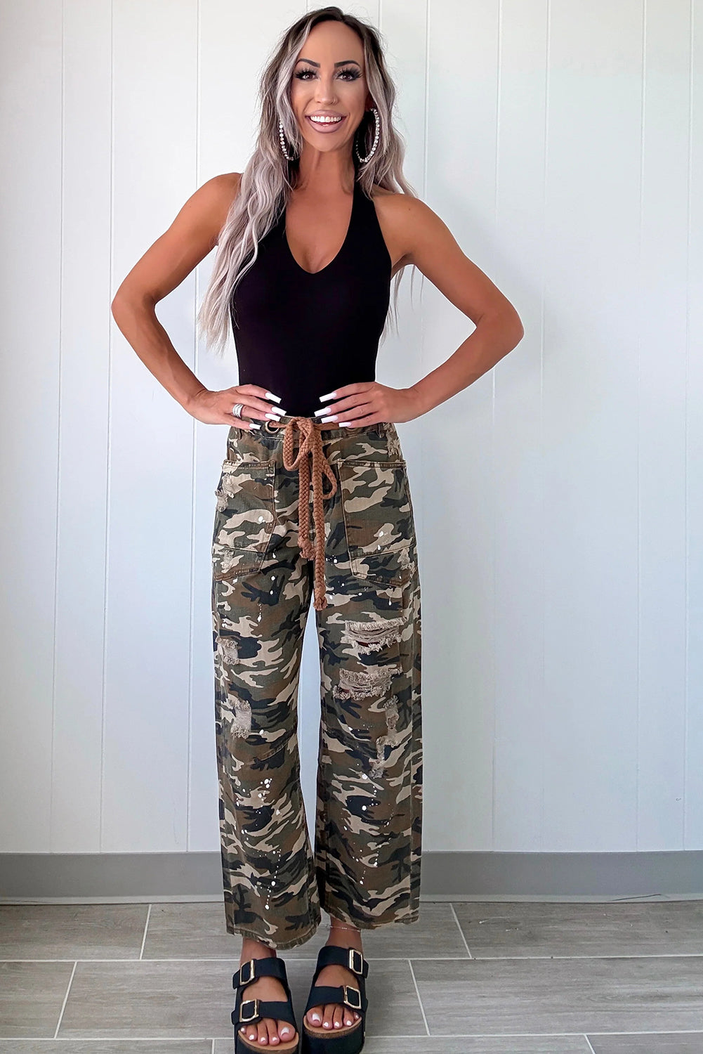 Pantalones vaqueros holgados desgastados con estampado de camuflaje verde