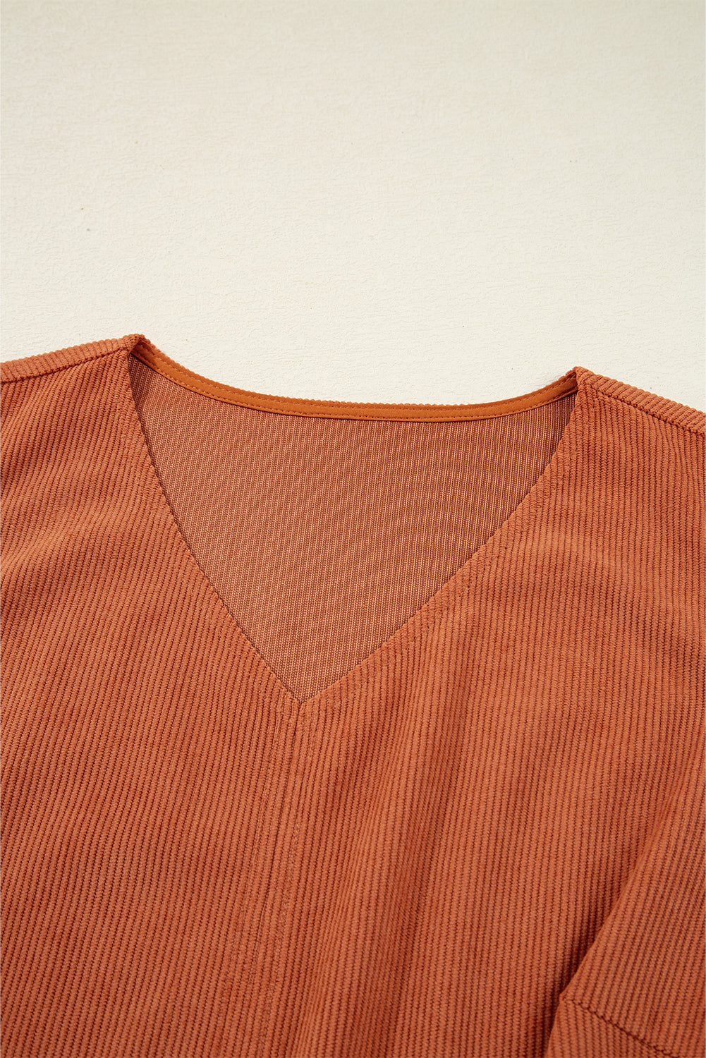 Vestido mini sin mangas con bolsillo de parche bordado de pana con llamas doradas