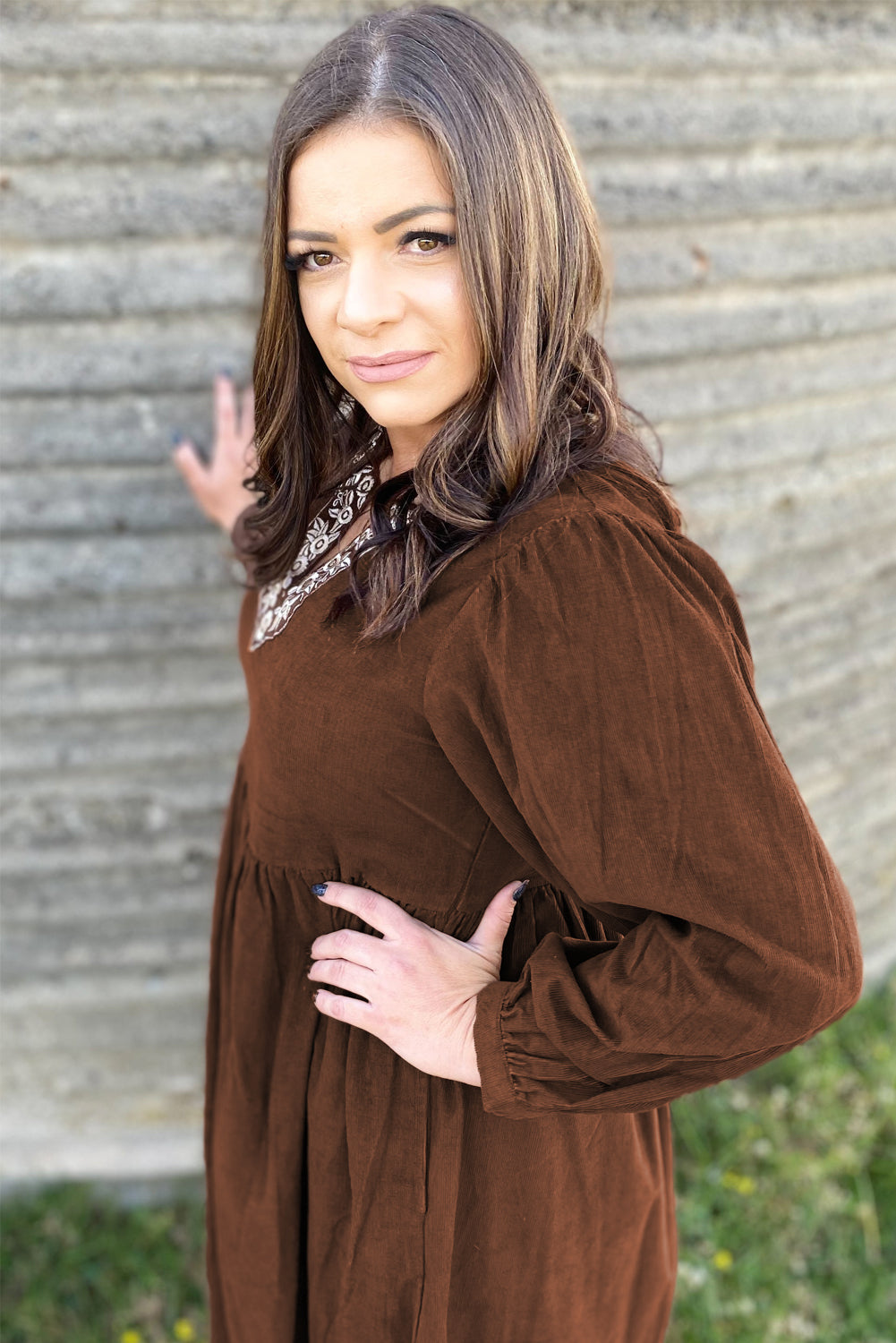 Robe midi grande taille à encolure crantée, plissée et texturée, ornée de broderies couleur café