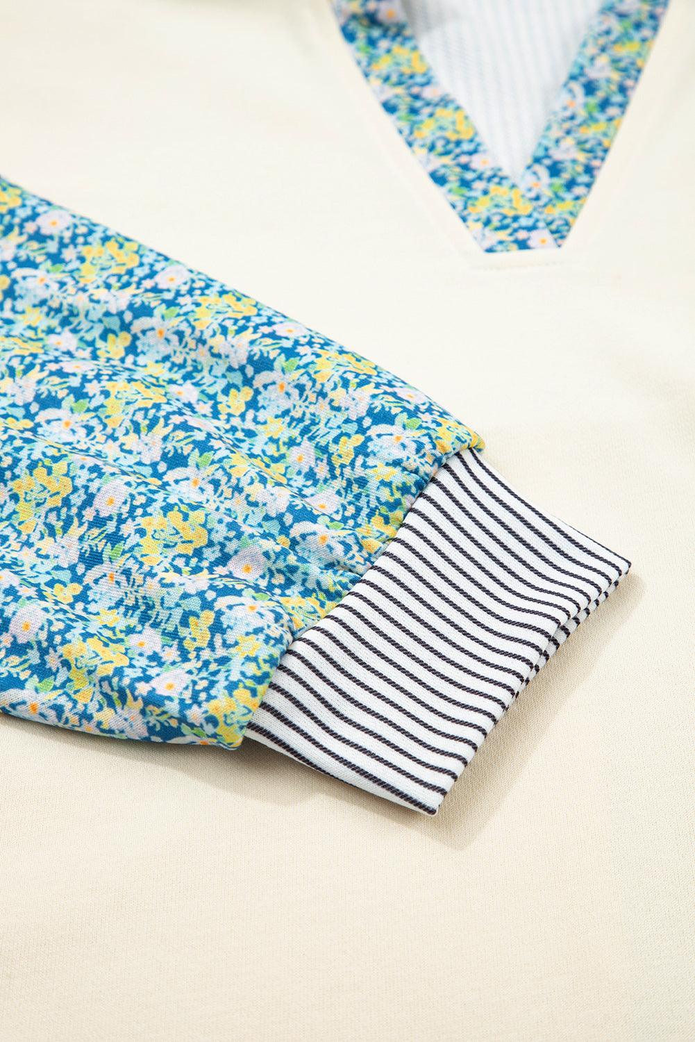 Sweat-shirt beige à rayures florales et patchwork, coupe carrée, manches tombantes