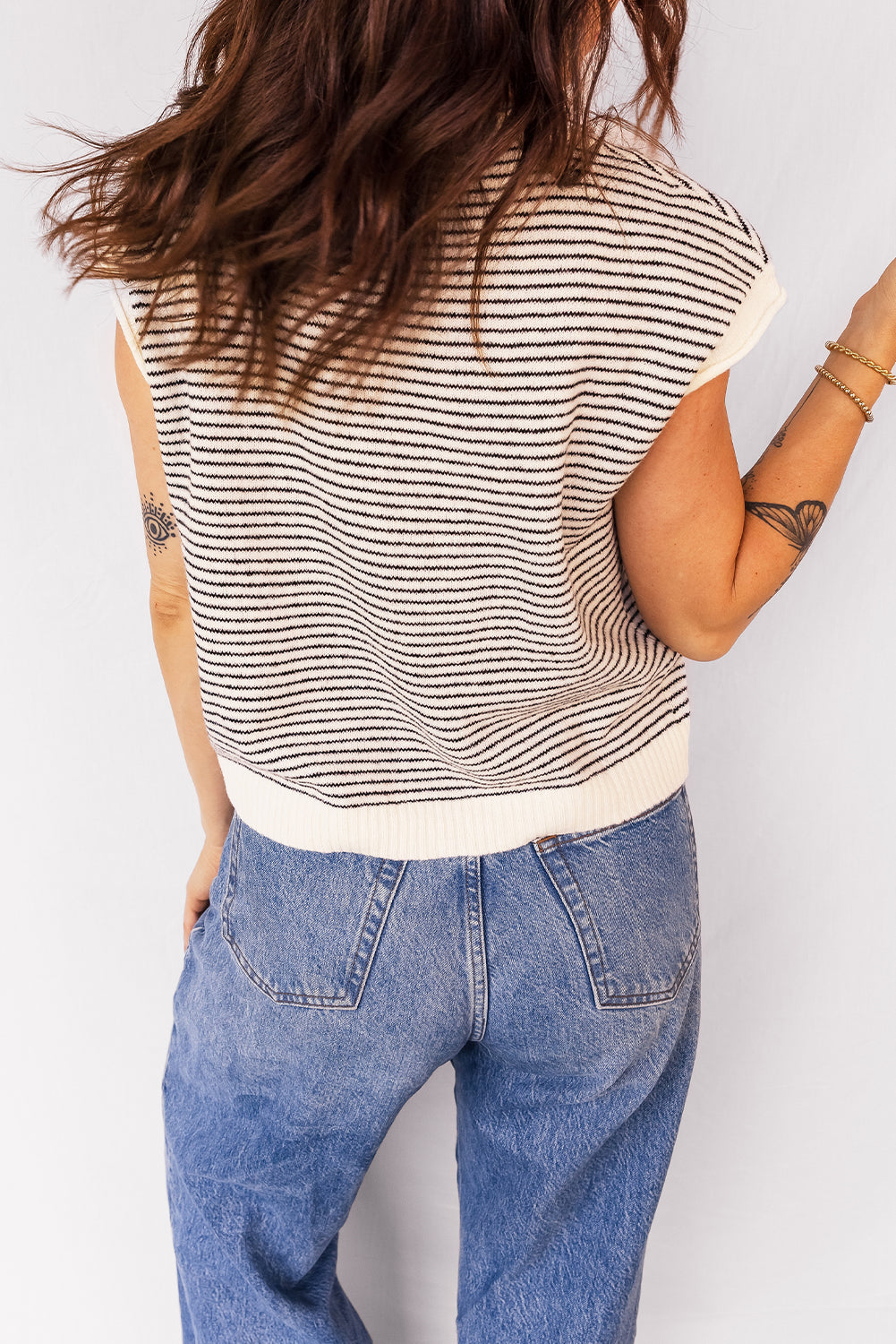 Cárdigan informal con botones y mangas cortas con ribete en contraste y rayas negras