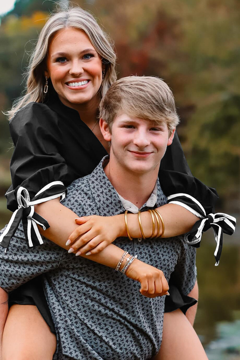 Vestido mini con cuello en V, puños con nudo y ribete en contraste negro, talla grande