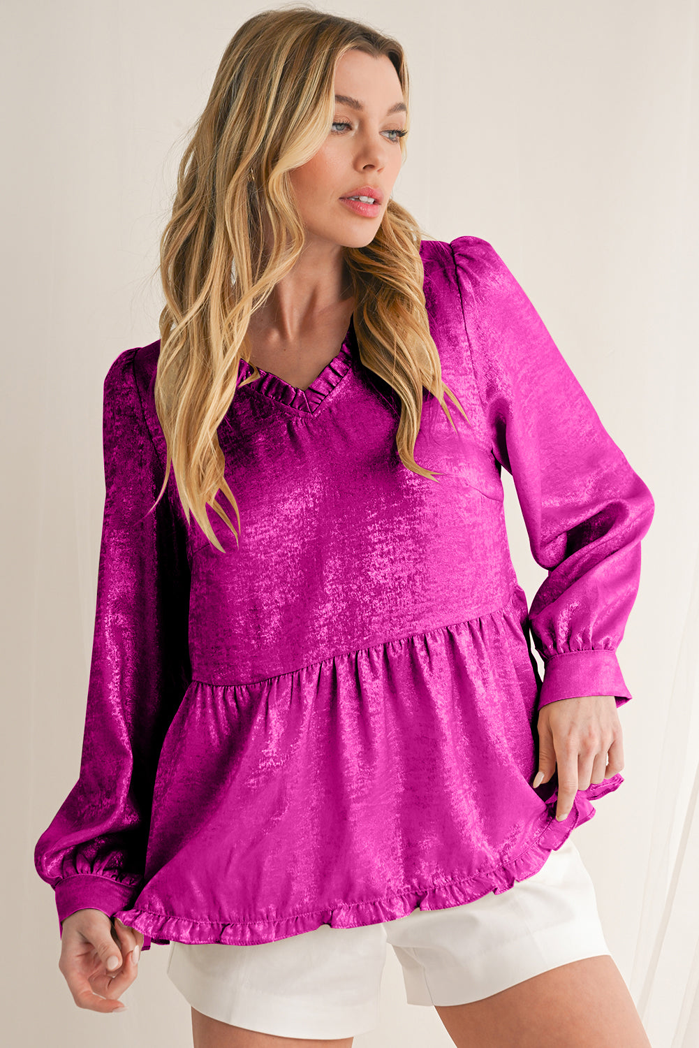 Blusa babydoll con escote en V, mangas abullonadas y volantes de terciopelo metalizado de color rojo rosa
