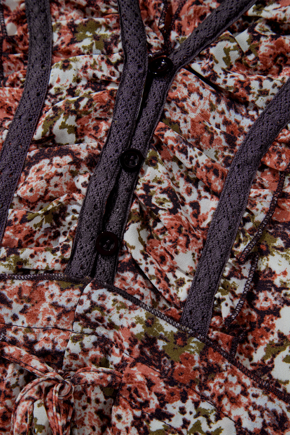 Vestido midi marrón con estampado floral, volantes, escote en V y abertura