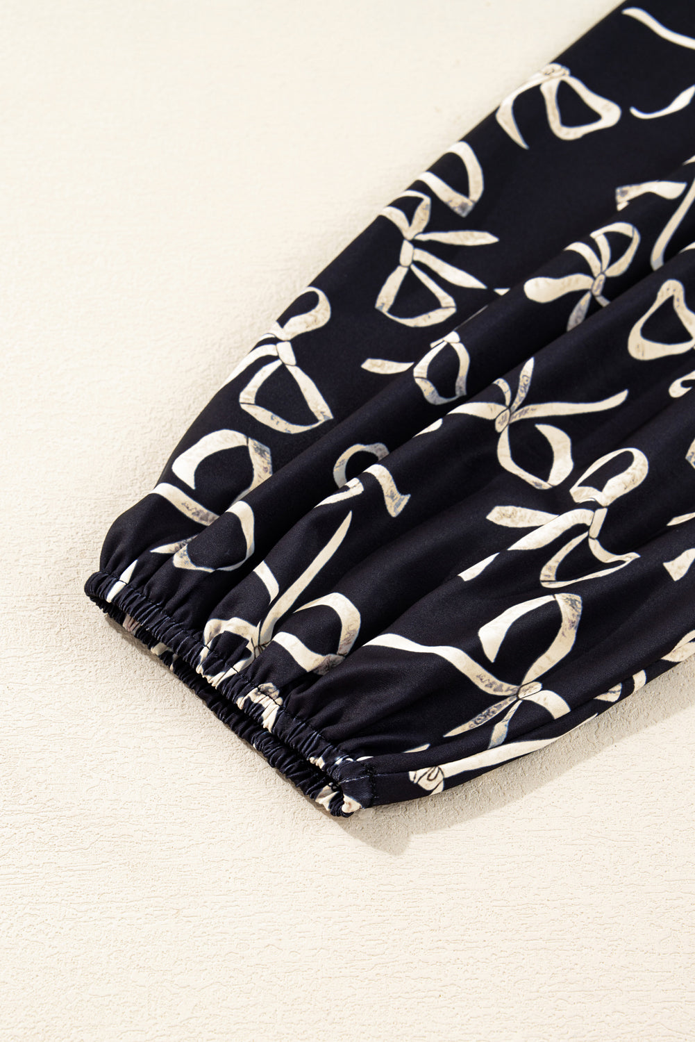 Blusa de talla grande con patchwork y mangas con estampado de lazo negro