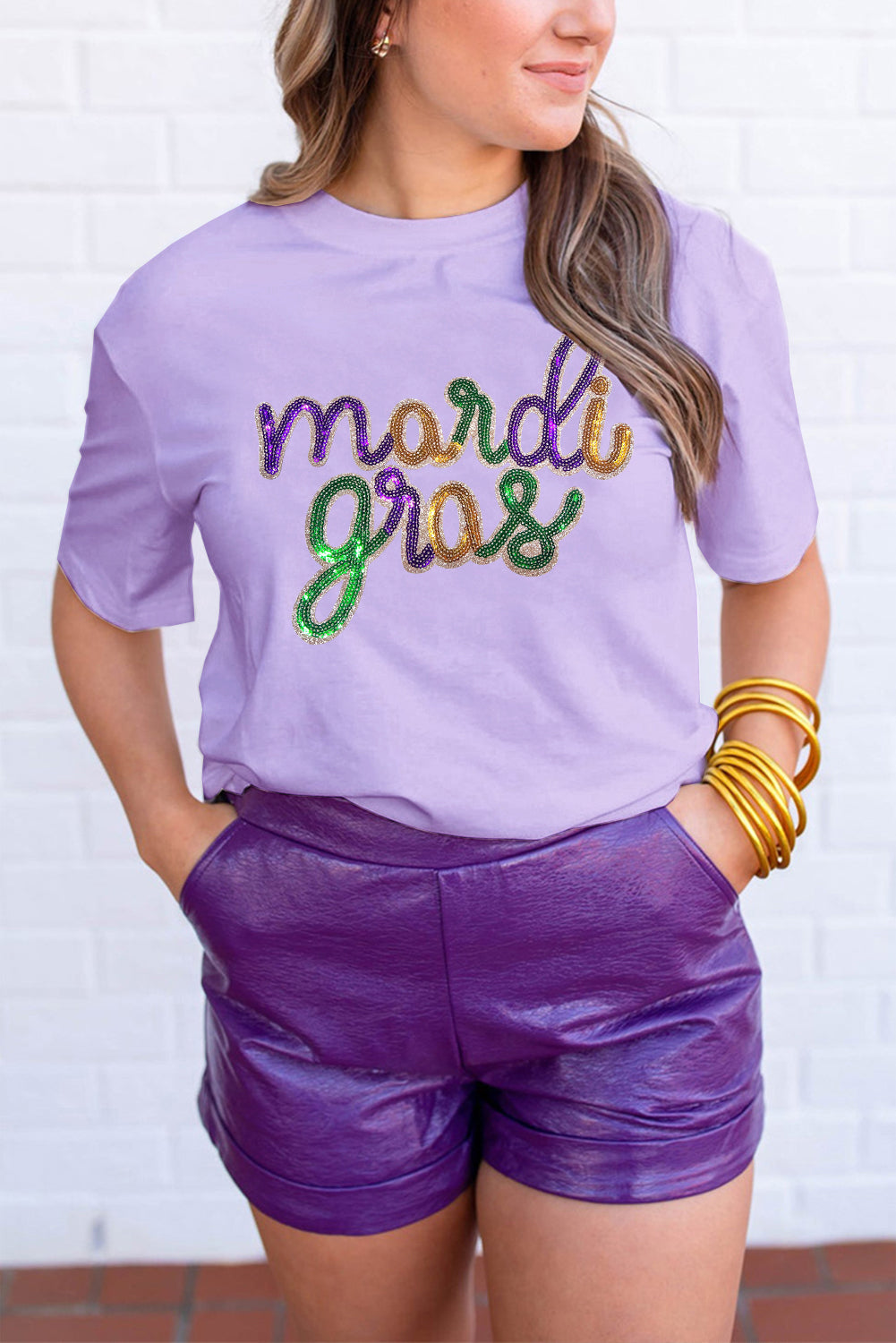 Camiseta de cuello redondo con estampado de letras de Mardi Gras con lentejuelas blancas