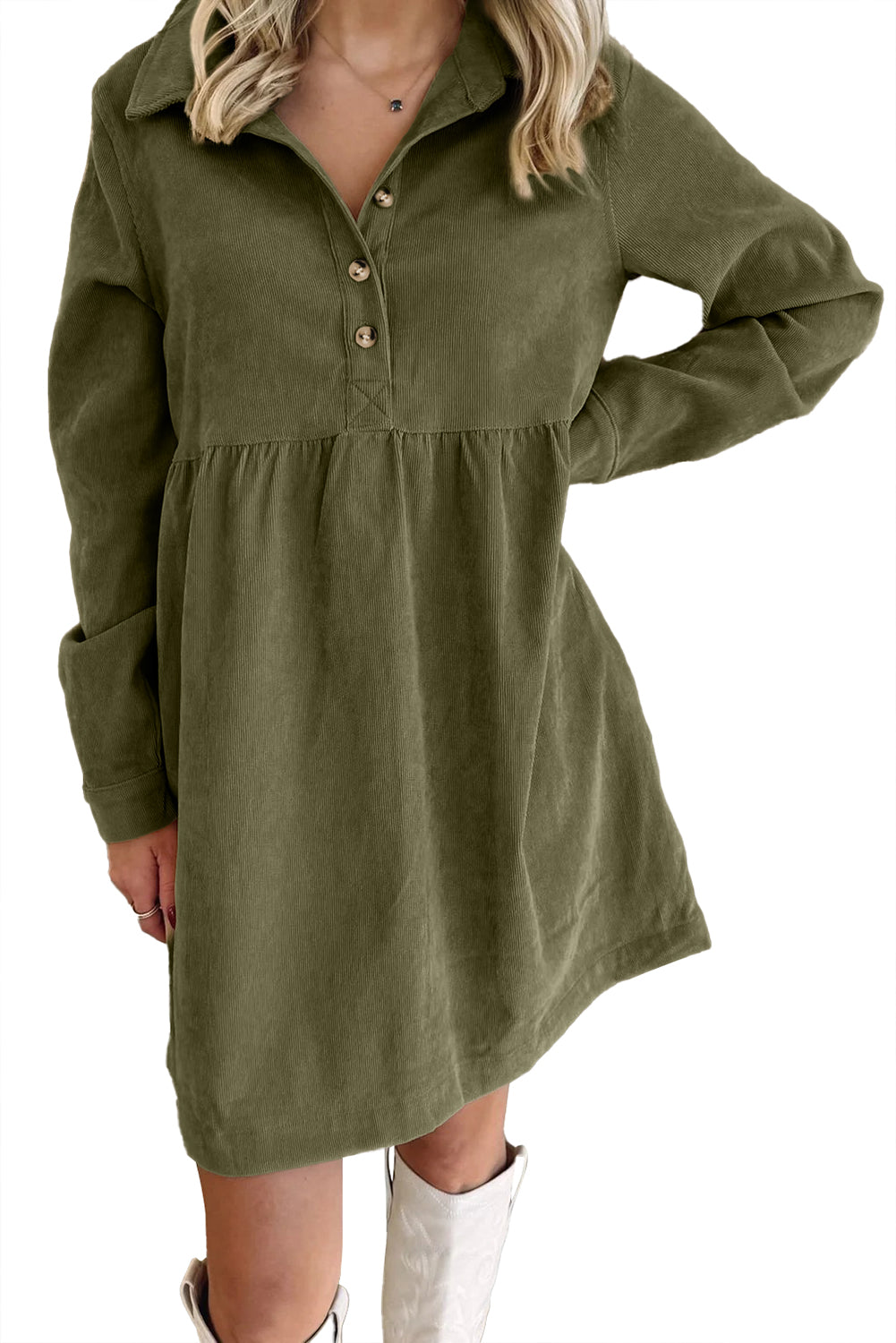 Vestido corto de pana verde viñedo con cuello abotonado hasta la mitad y manga larga