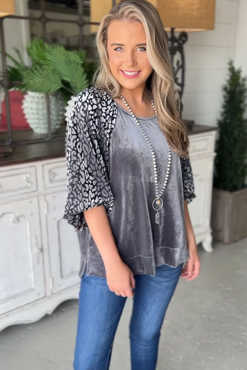 Blusa de terciopelo con mangas farol y estampado de leopardo gris