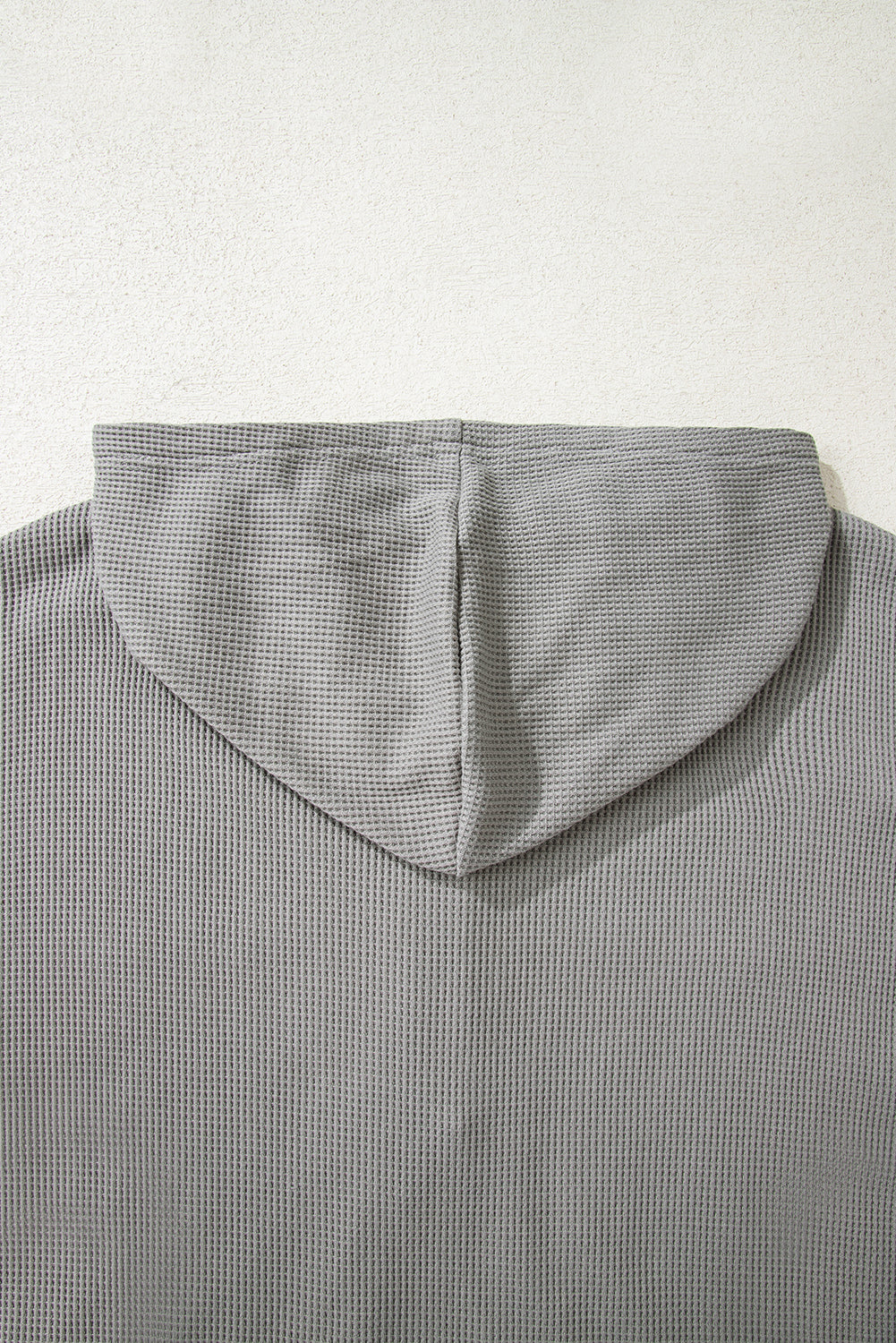 Top de manga larga con capucha y cordón ajustable con diseño de gofre gris