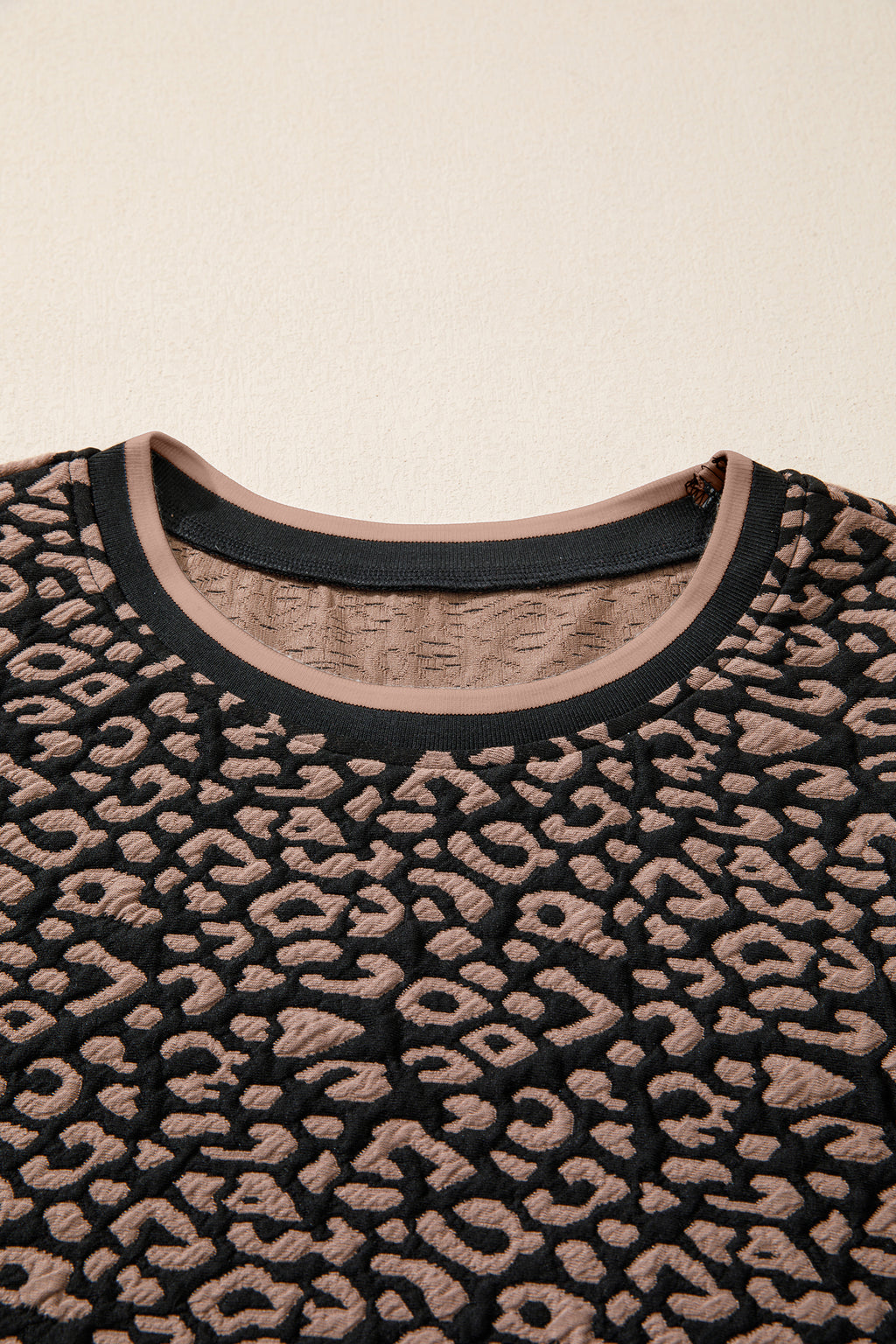 Vestido mini recto con mangas abullonadas y estampado de leopardo negro