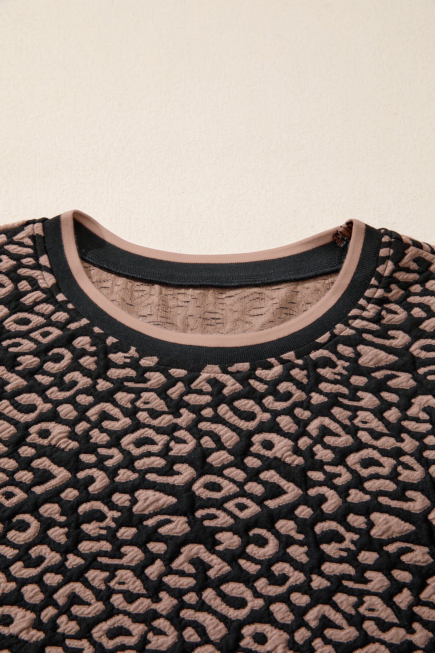 Vestido mini recto con mangas abullonadas y estampado de leopardo negro