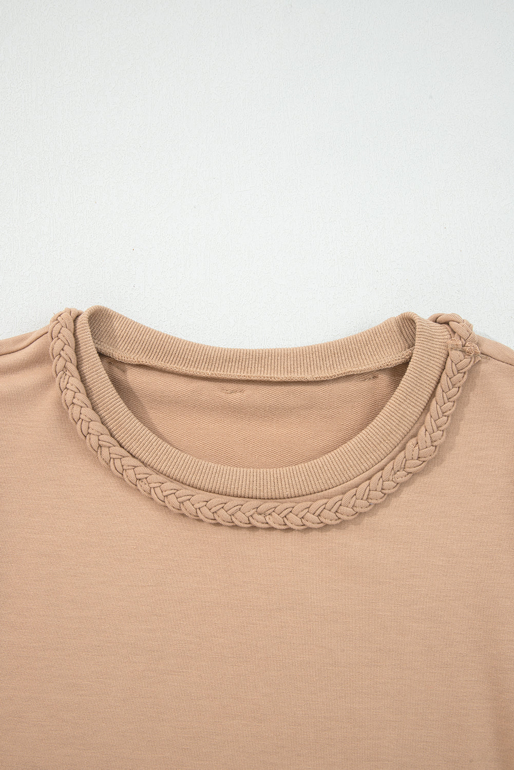 Vestido de manga abullonada con detalles trenzados en color beige claro francés