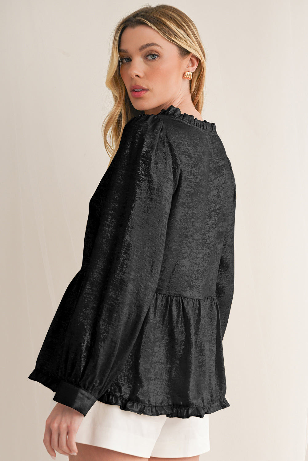 Chemisier babydoll noir en velours à volants, col en V et manches bouffantes