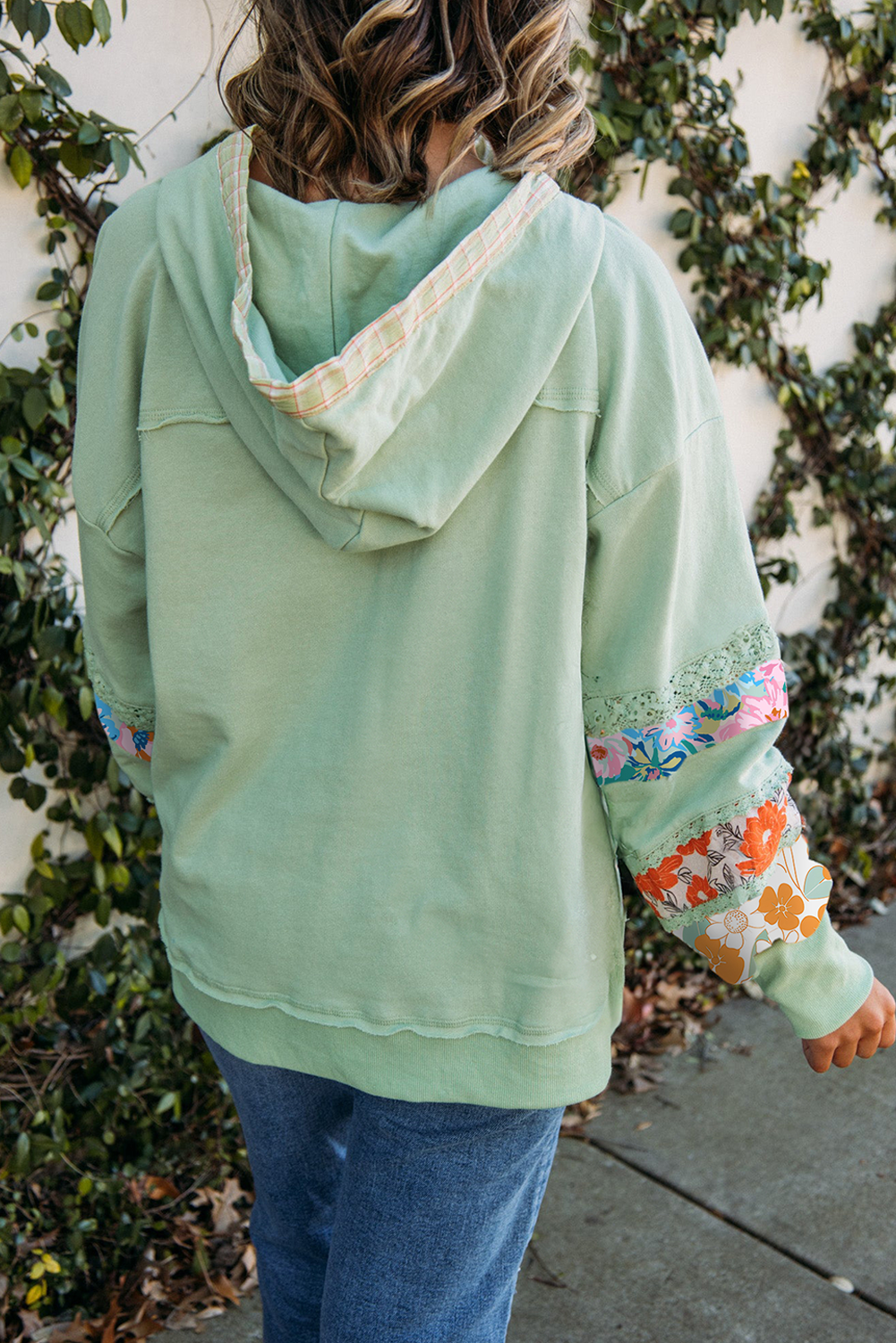 Top Henley con capucha y patchwork floral de encaje Clearly Aqua