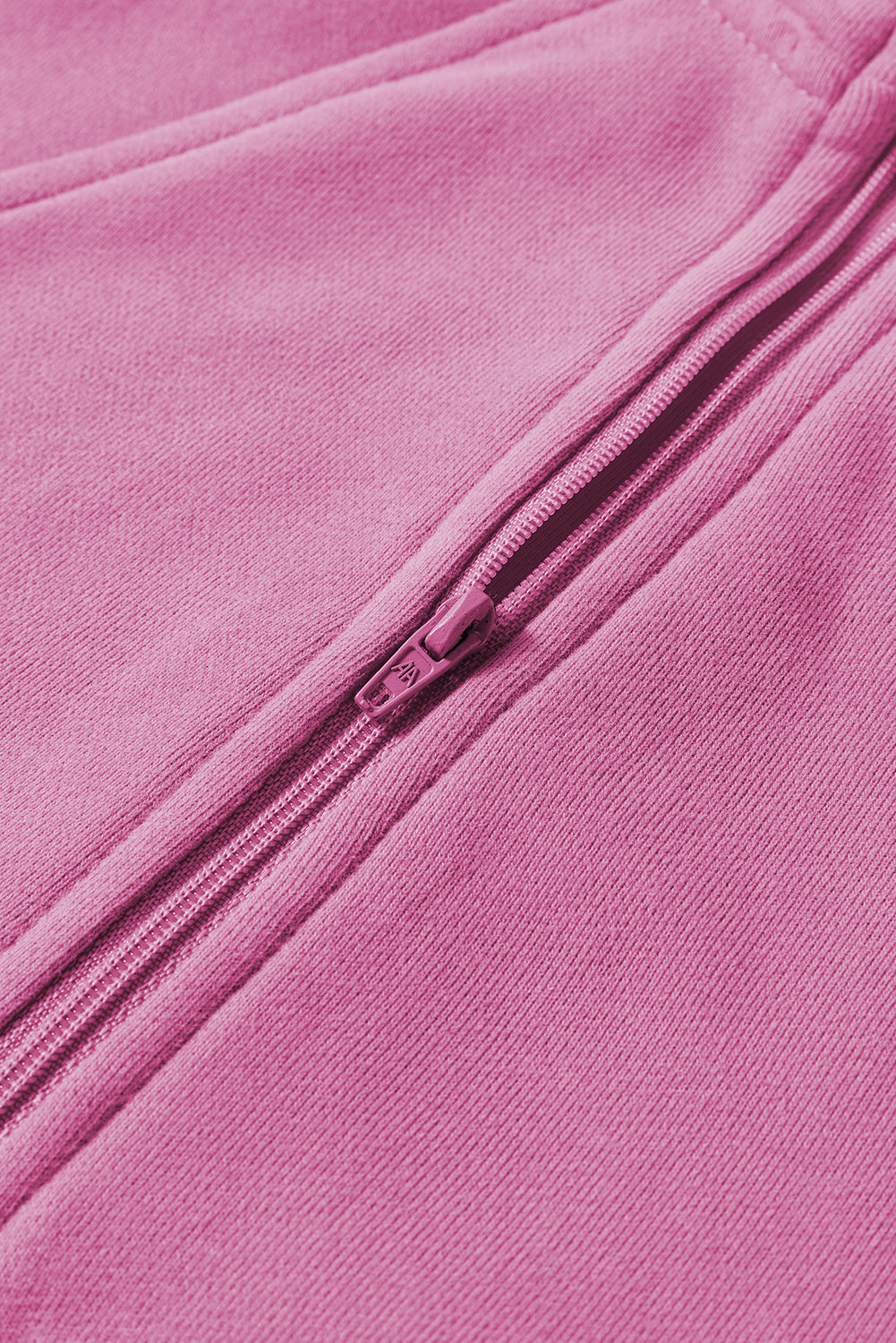 Sudadera gris con cuello alto, cremallera y mangas con abertura para los pulgares acanaladas