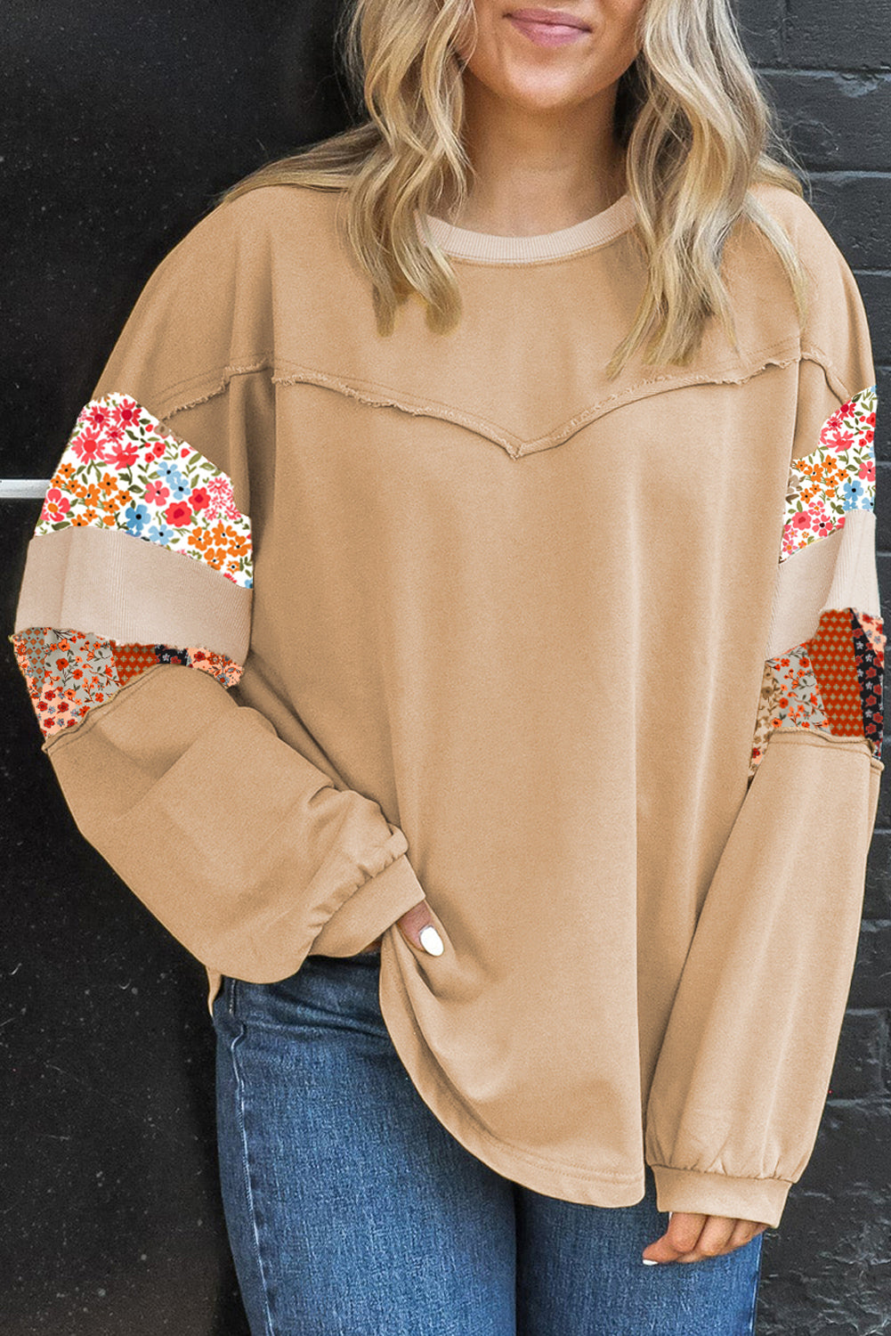 Top de patchwork floral mixto con costuras expuestas en color caqui, talla grande