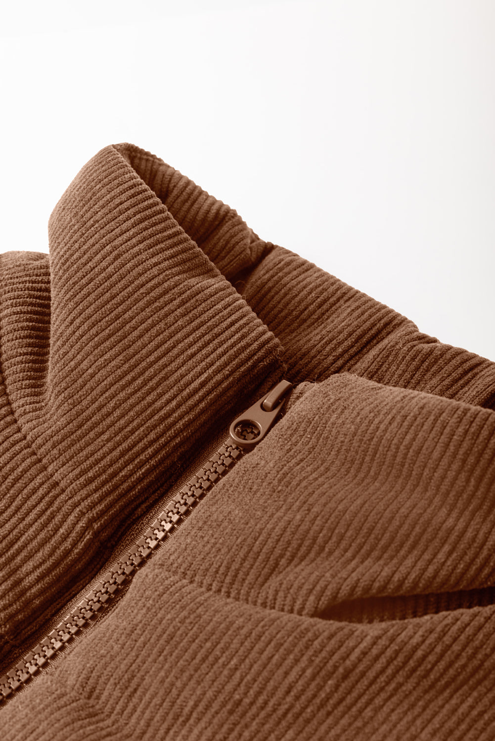 Gilet matelassé zippé en velours côtelé beige à col montant