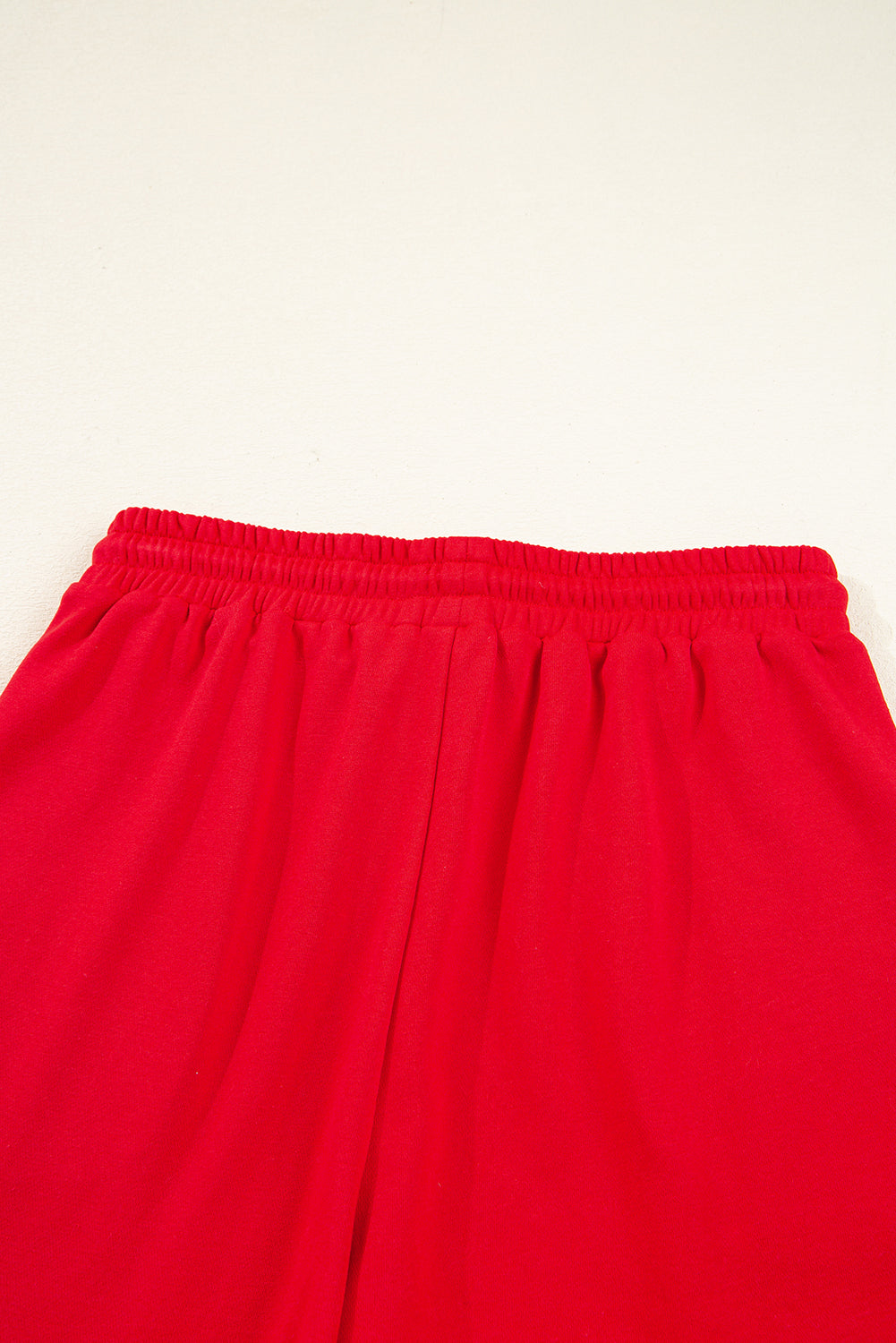 Conjunto de sudadera y pantalones cortos con hombros caídos y mangas a rayas de color rojo intenso de la universidad