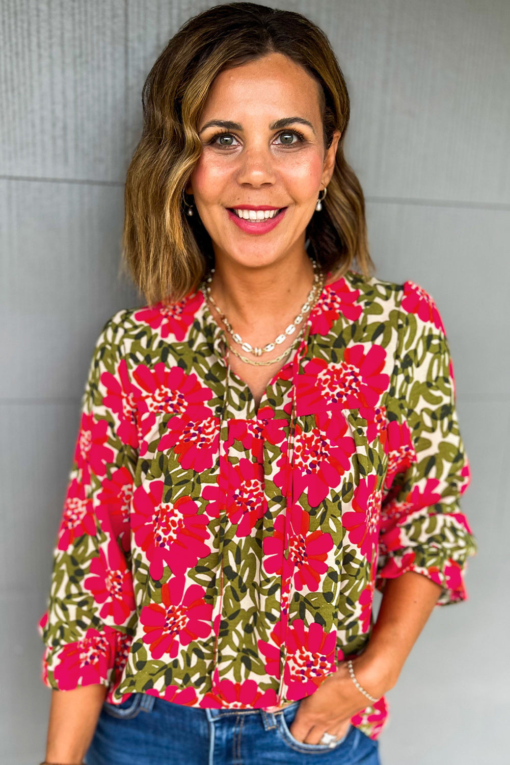 Blusa con cuello en V, mangas con volantes y estampado floral rojo