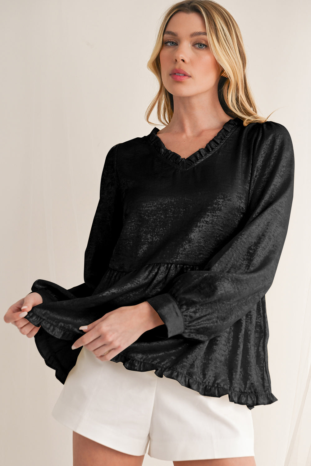 Blusa babydoll con escote en V, mangas abullonadas y volantes de terciopelo metalizado de color rojo rosa