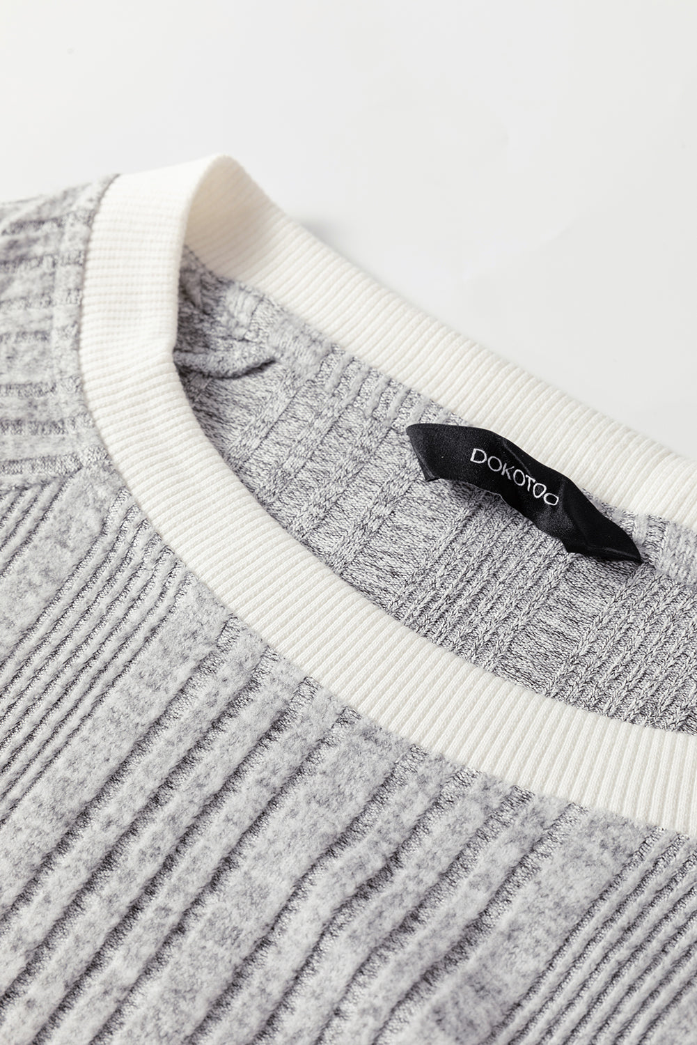 Haut à manches longues et col rond à bordure contrastée et texture côtelée grise