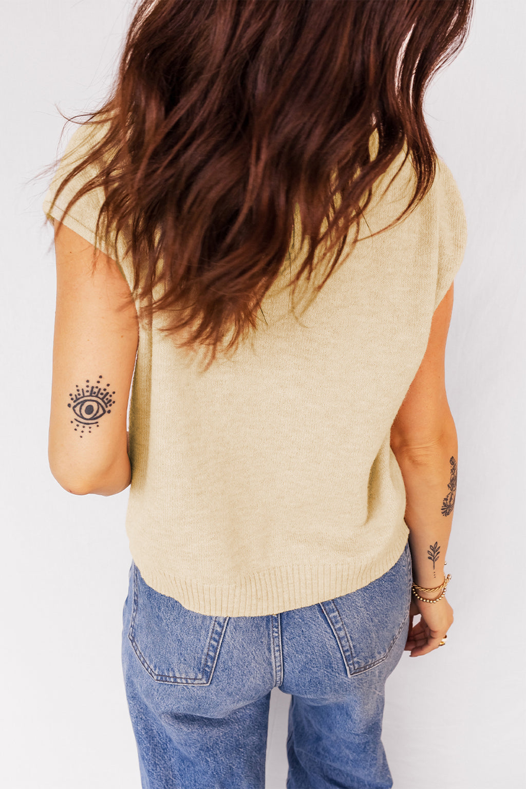 Suéter color albaricoque con mangas cortas, dobladillo enrollado y botones delanteros