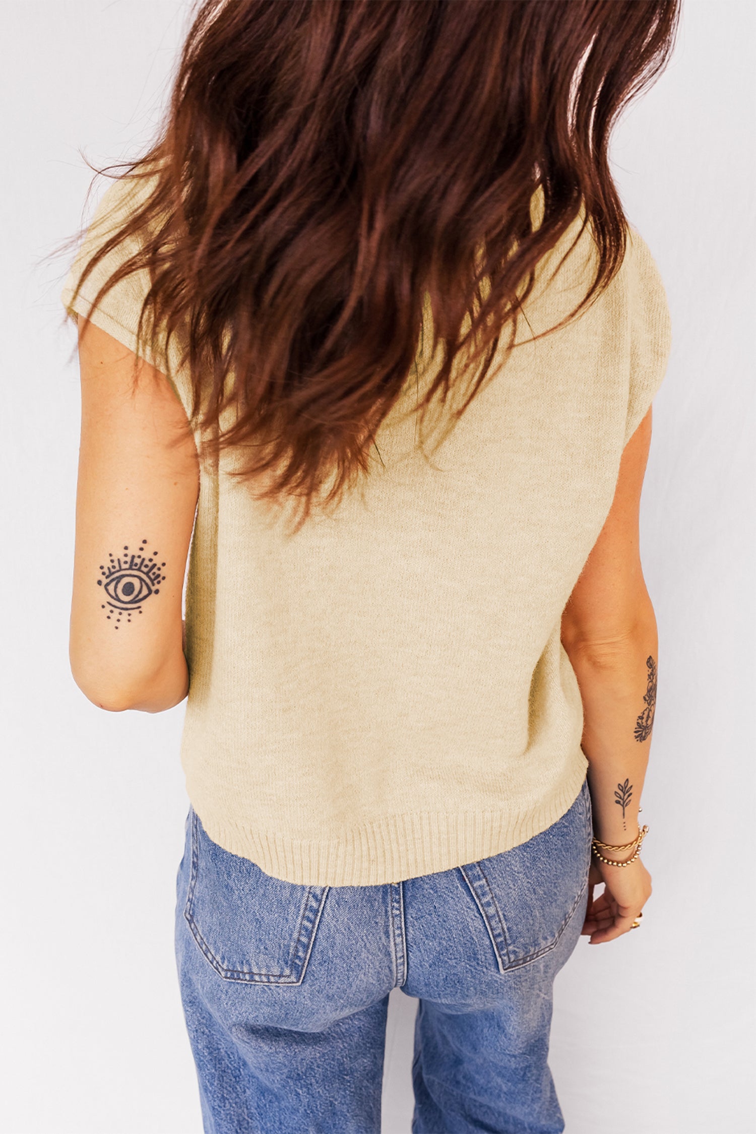 Suéter color albaricoque con mangas cortas, dobladillo enrollado y botones delanteros