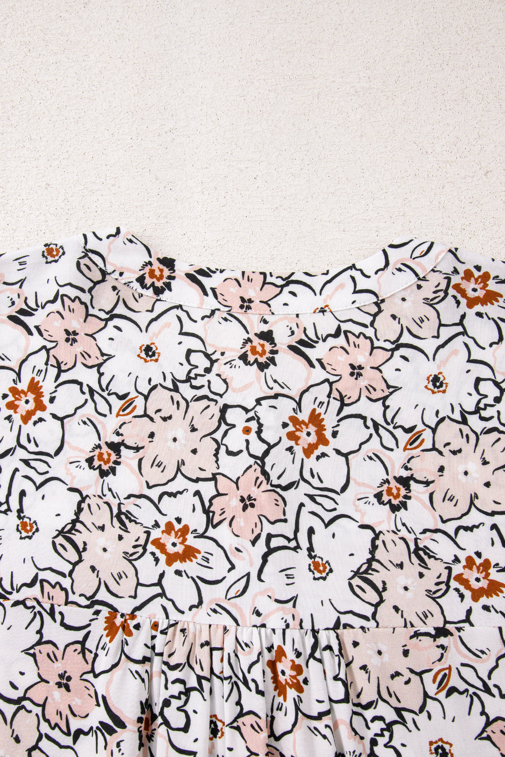 Chemise kaki à imprimé floral audacieux, manches bouffantes à volants et boutons