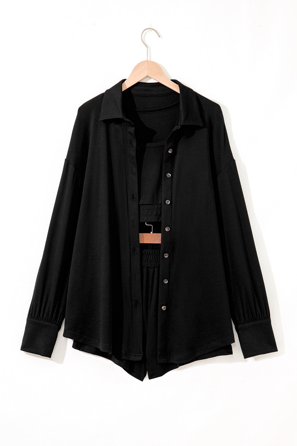 Conjunto de pijama de 3 piezas con camiseta sin mangas corta con dobladillo fruncido negro, pantalones cortos holgados y cárdigan