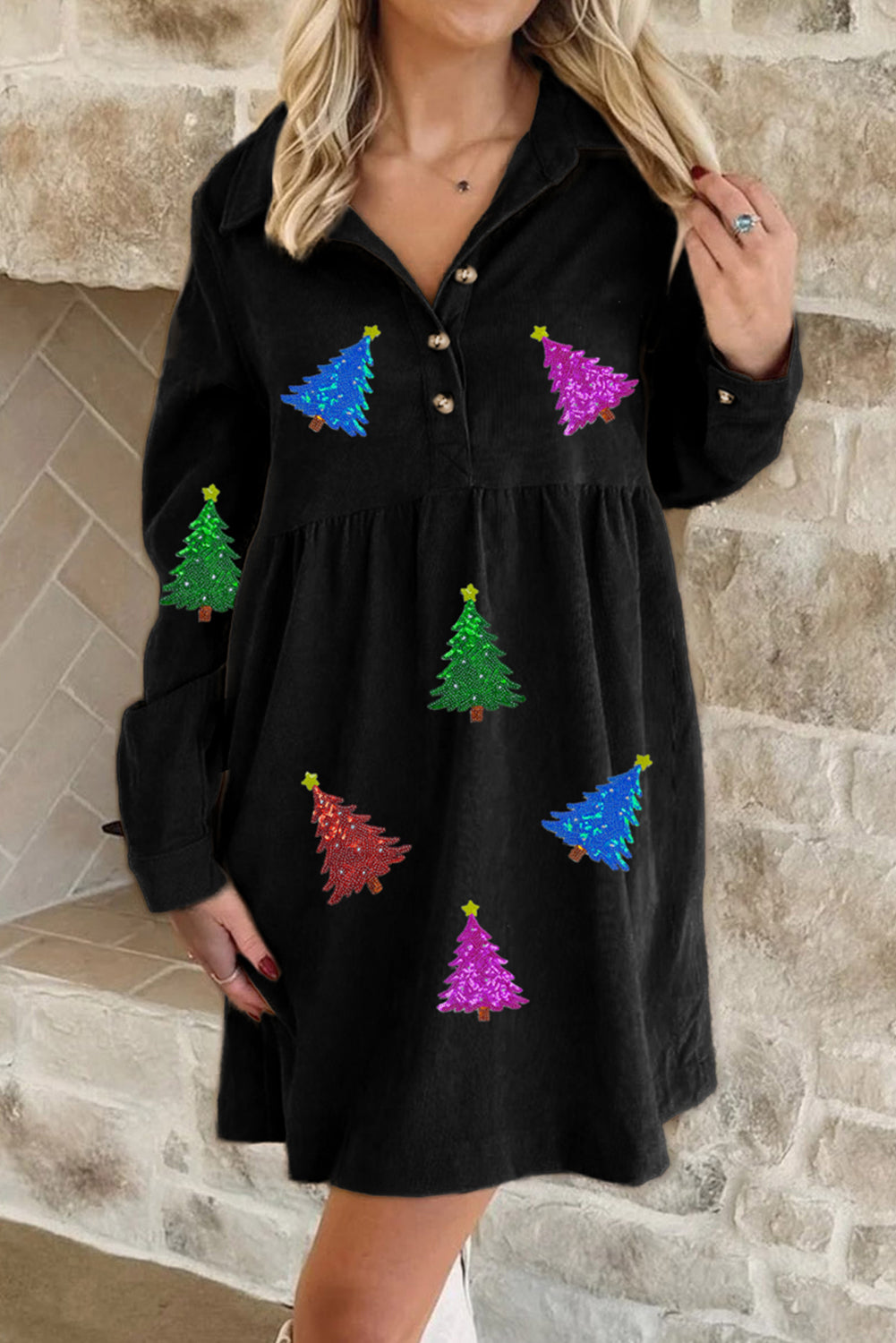 Vestido negro brillante de manga larga con estampado de árbol de Navidad, botones hasta la mitad y diseño de parches.