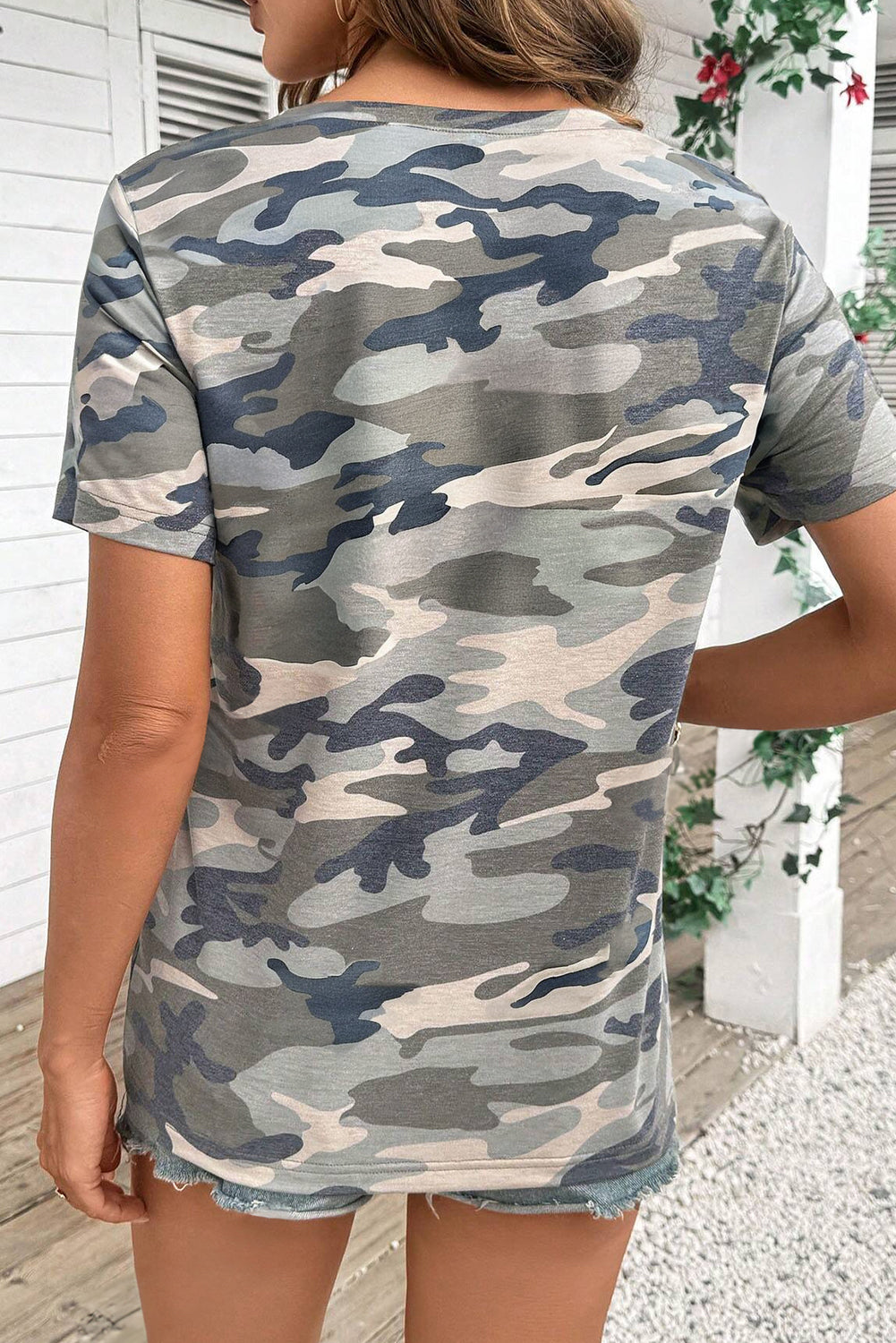 Camiseta de manga corta con cuello redondo y estampado de camuflaje verde