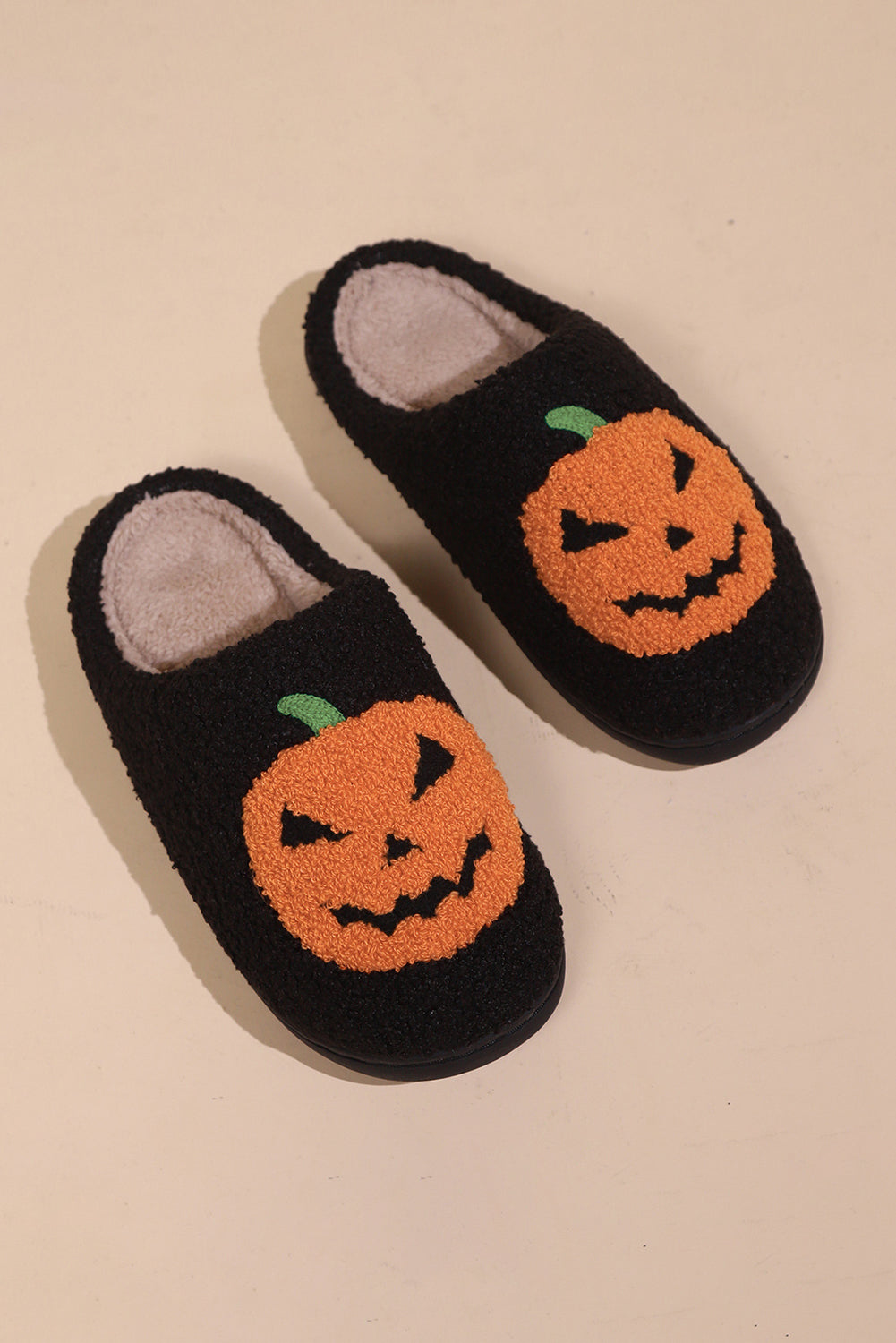 Pantuflas de felpa con estampado de calabaza de Halloween negras