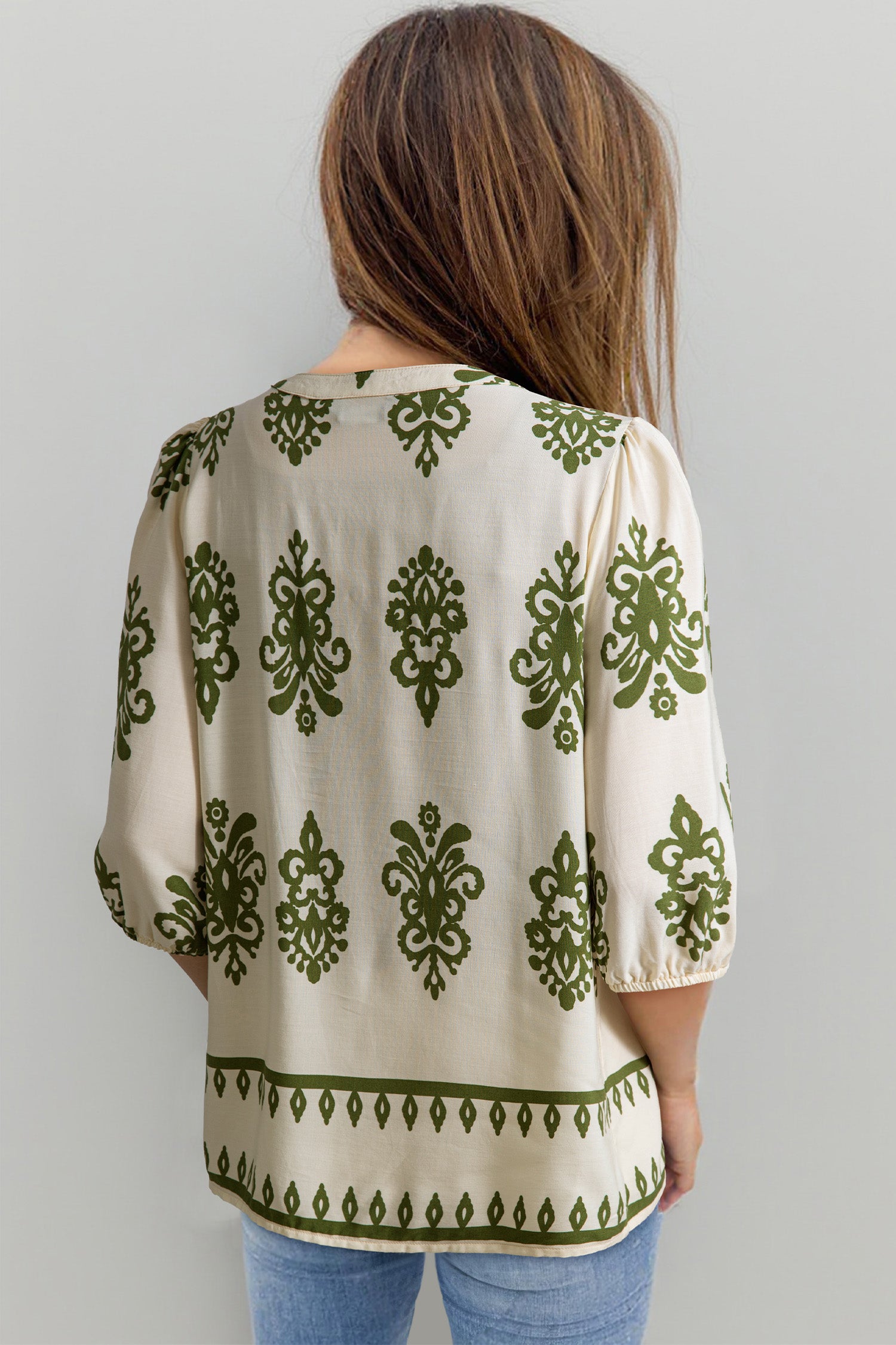 Camisa abullonada de media manga con cuello en V, botones y lazo con estampado floral albaricoque