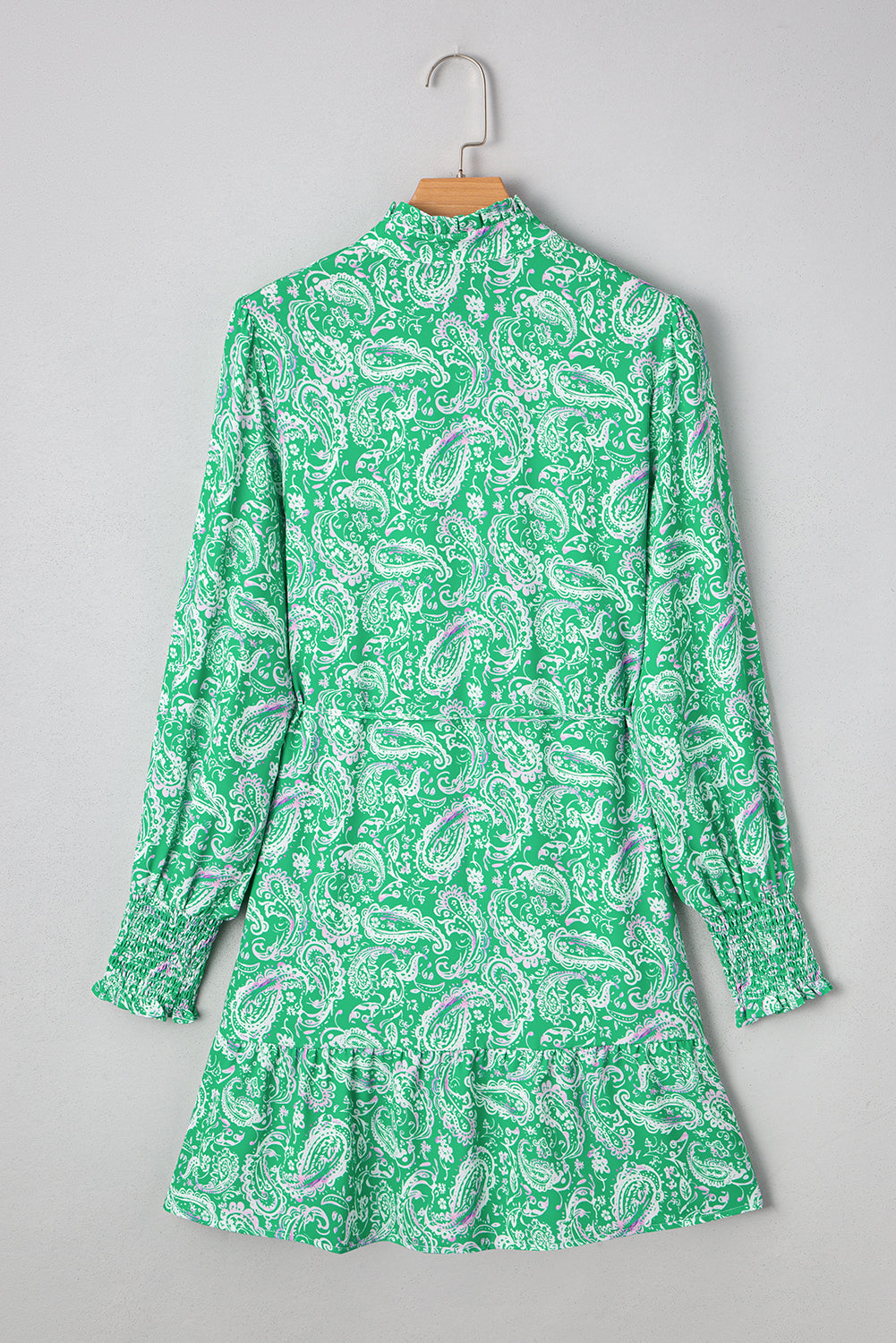 Mini-robe verte à manches longues et imprimé cachemire, boutonnée sur le devant et nouée à la taille