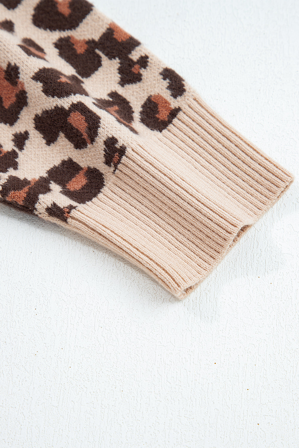 Vestido mini tipo suéter camisero de cuello alto con estampado de leopardo color caqui