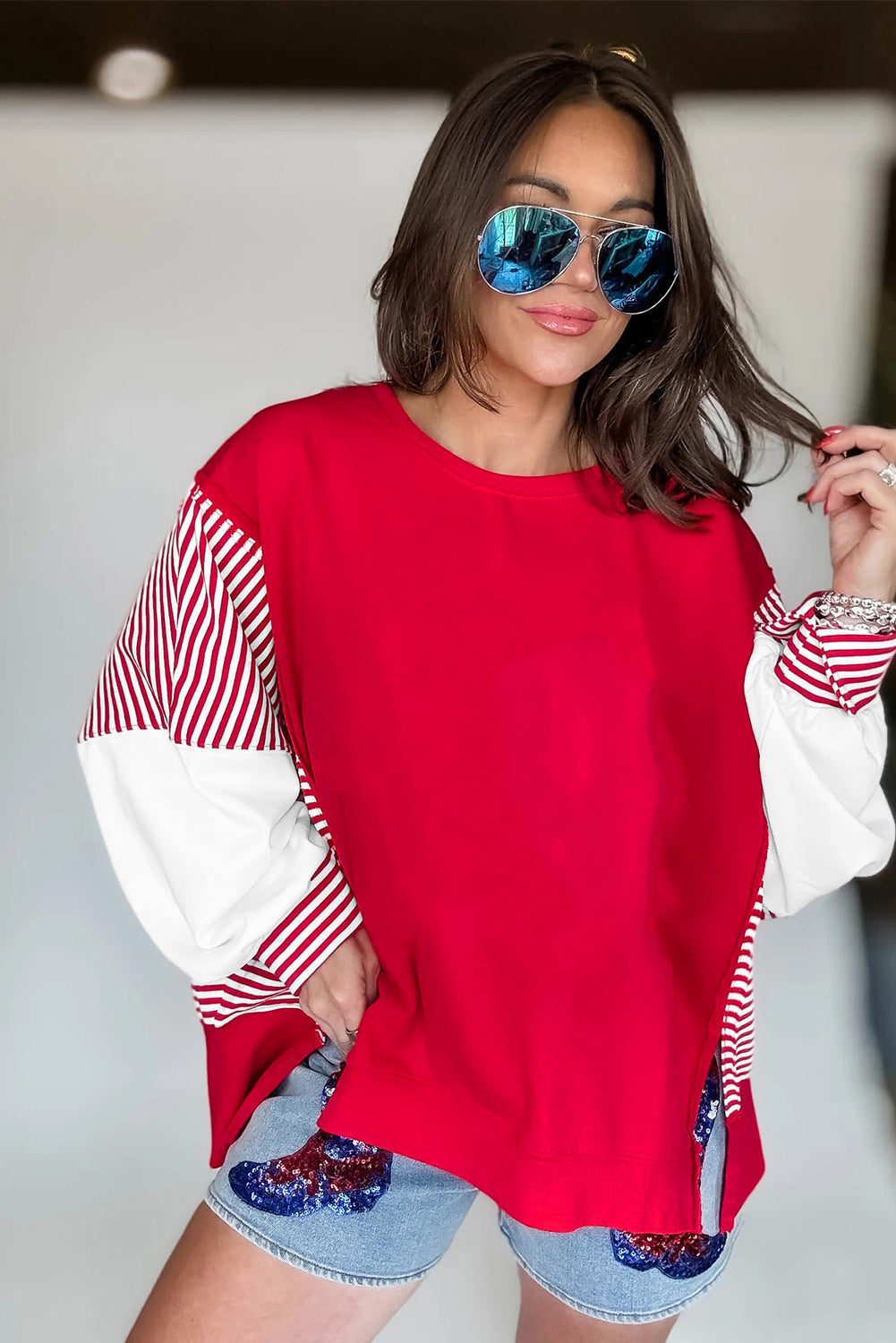 Sweat-shirt à manches patchwork rayé rouge vif