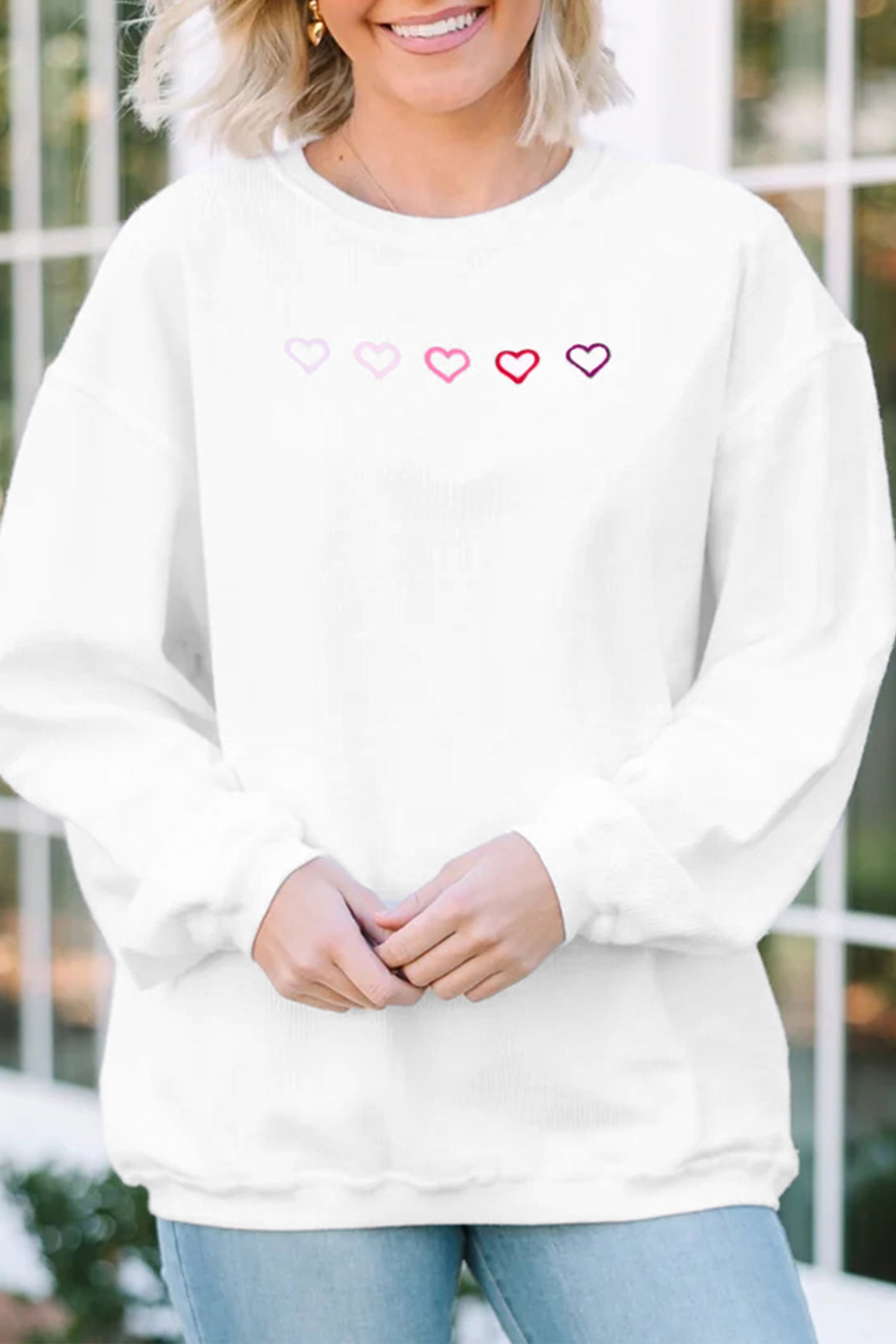Sudadera blanca con hombros caídos y bordado de corazón XOXO acanalado en 3D