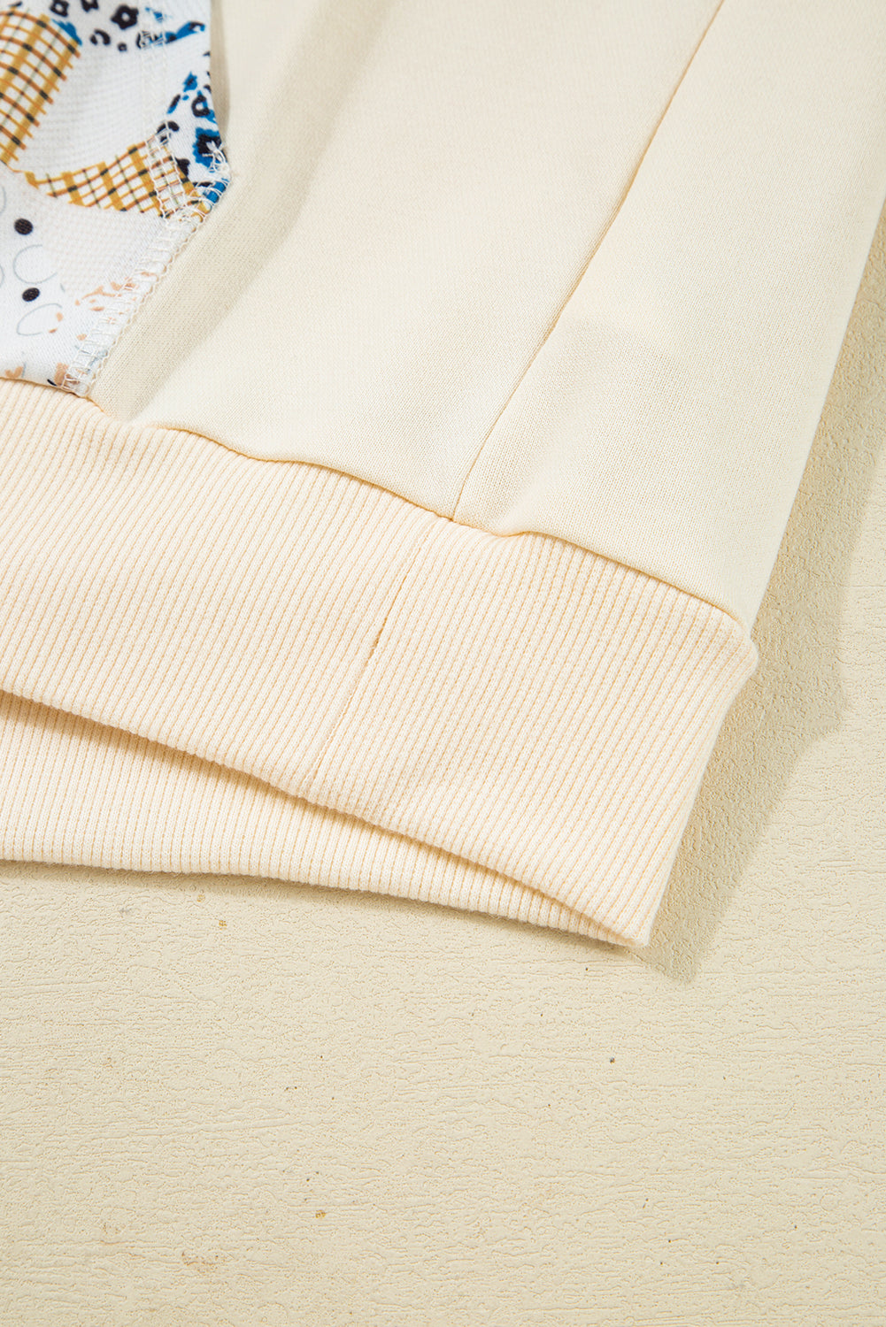 Sudadera con capucha de patchwork con estampado geométrico beige