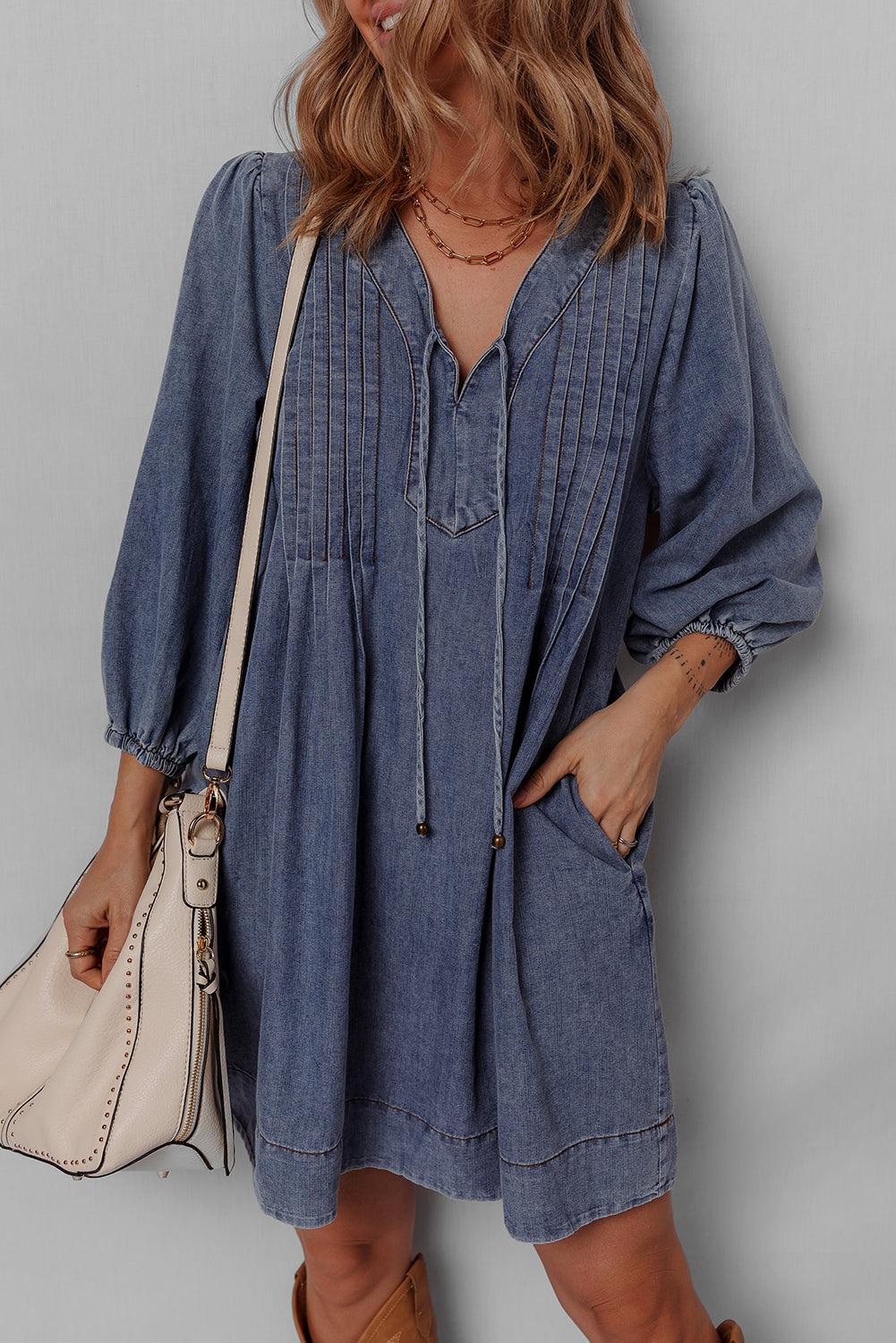 Robe courte en jean bleu marine plissée à col en V et manches 3/4