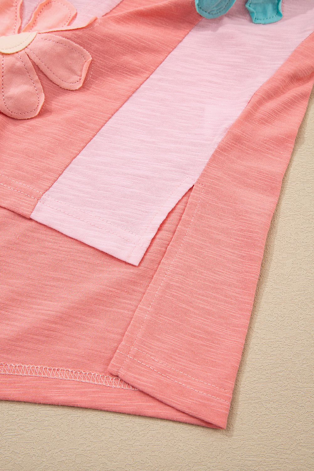 Blusa de manga 3/4 con costuras expuestas y parche de flores rosas